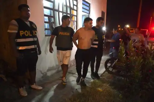 La Policía Nacional del Perú (PNP) capturó anoche a tres sujetos implicados en la modalidad de préstamos y extorsión “gota a gota”, en la urbanización Las Dunas de la Florida en la provincia y región Ica. Foto: Genry Bautista