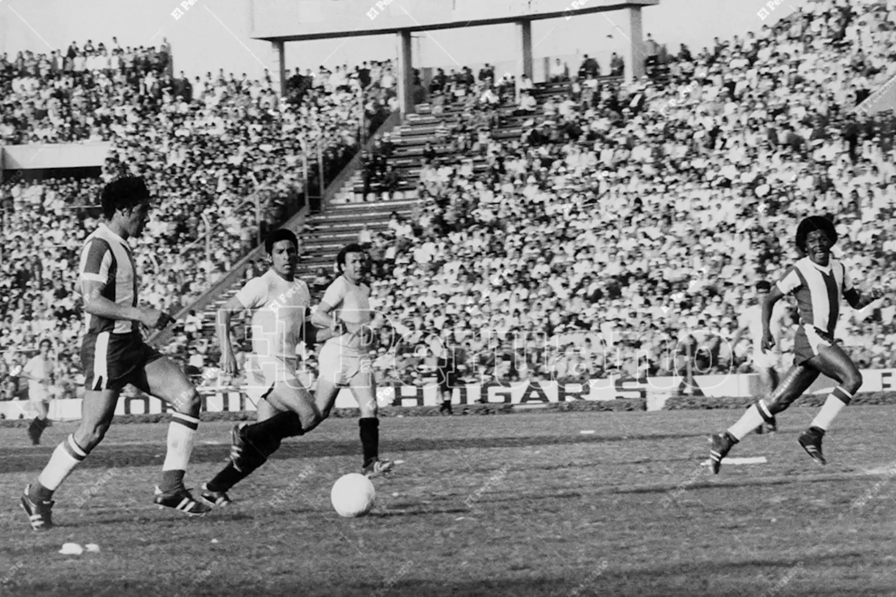 Lima - 9 octubre 1975 / Juan Rivero descuenta a Chumpitaz y Cuéllar y avanza a la portería de Sartor para anotar el segundo gol de Alianza Lima que venció 2-1 a Universitario y se mantiene como único líder del Descentralizado. Foto: Archivo Histórico de El Peruano