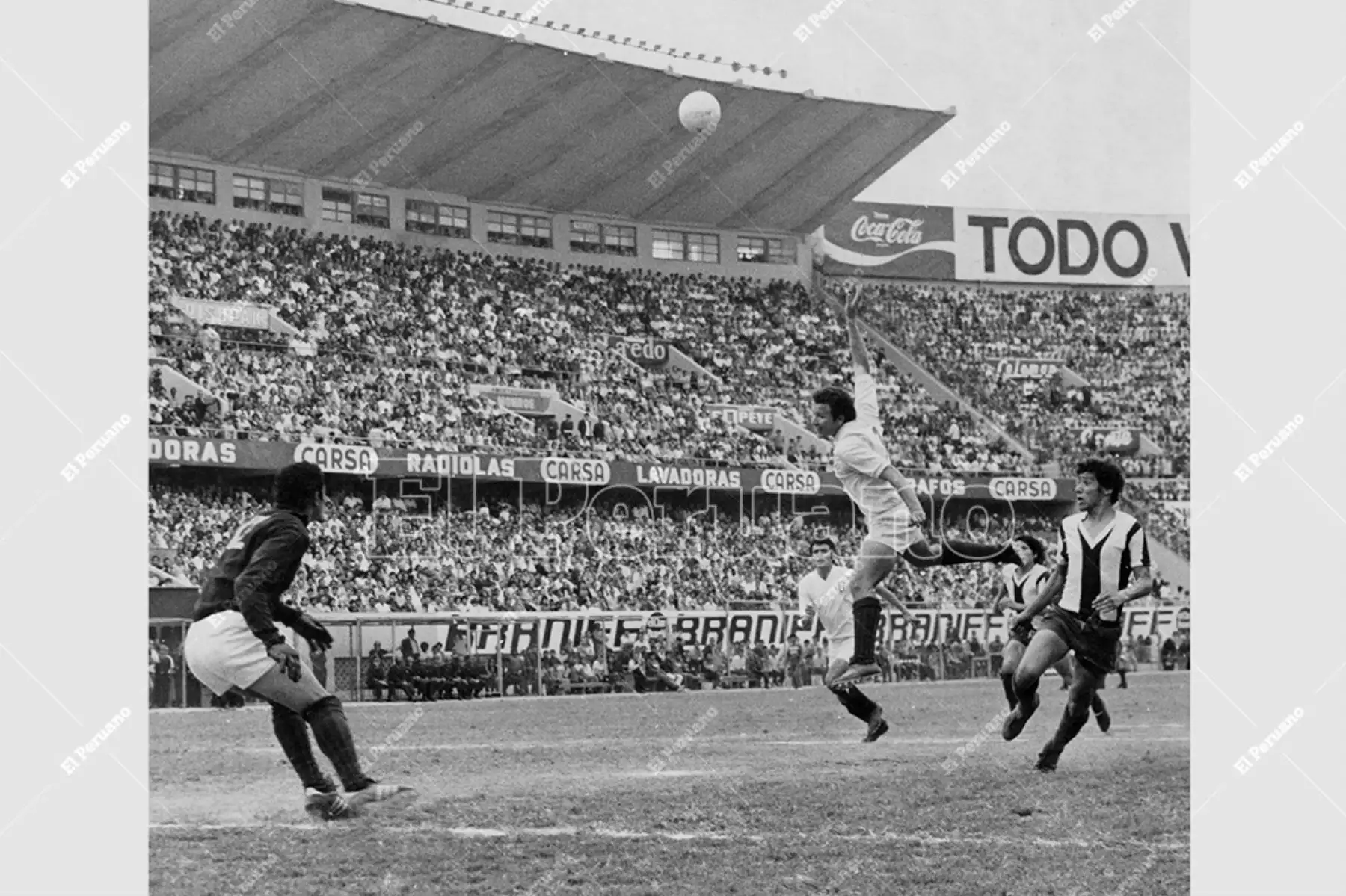 Lima - 26 noviembre 1972 / Momento en el que se produce el empate aliancista por autogol de Fernando Cuéllar que venció a su portero Goyzueta. Universitario y Alianza Lima empataron 2-2 en el Estadio Nacional. Foto: Archivo Histórico de El Peruano