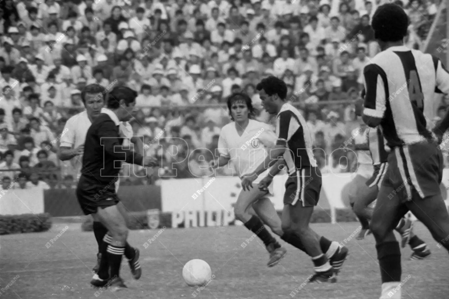 Lima - 3 diciembre 1978 / Teófilo Cubillas de gran actuación en el triunfo 2-1 de Alianza Lima sobre Universitario de Deportes en el clásico del fútbol peruano. Foto: Archivo Histórico de El Peruano / Rómulo Luján