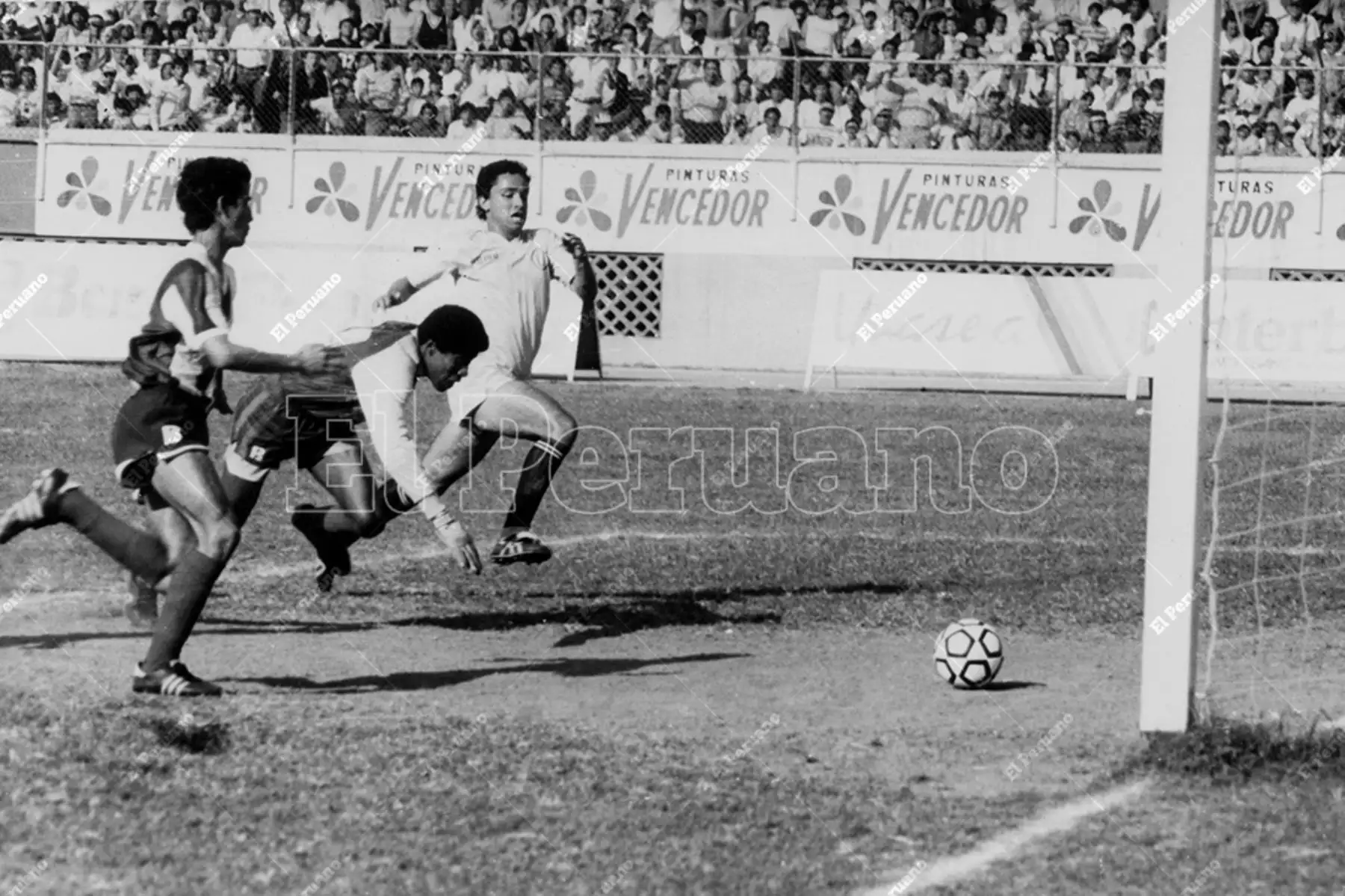 Lima - 8 octubre 1990 / La defensa de Alianza Lima no puede impedir el gol de crema. Universitario, con buena actuación de Roberto Martínez, derrotó 2-1 a Alianza Lima en el Estadio Nacional. Foto: Archivo Histórico de El Peruano / Alejandro Aguirre