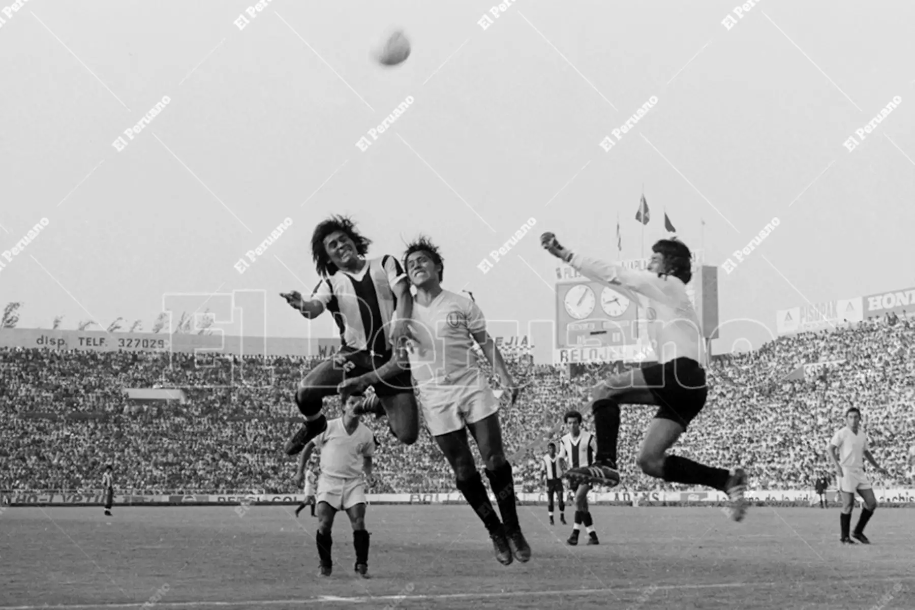Lima - 8 mayo 1977 / El Arquero Eusebio Acasuzo despeja el peligro de su área. Alianza Lima derrotó 2-1 a Universitario de Deportes en el clásico del fútbol peruano por el Torneo Regional Metropolitano. Foto: Archivo Histórico de El Peruano