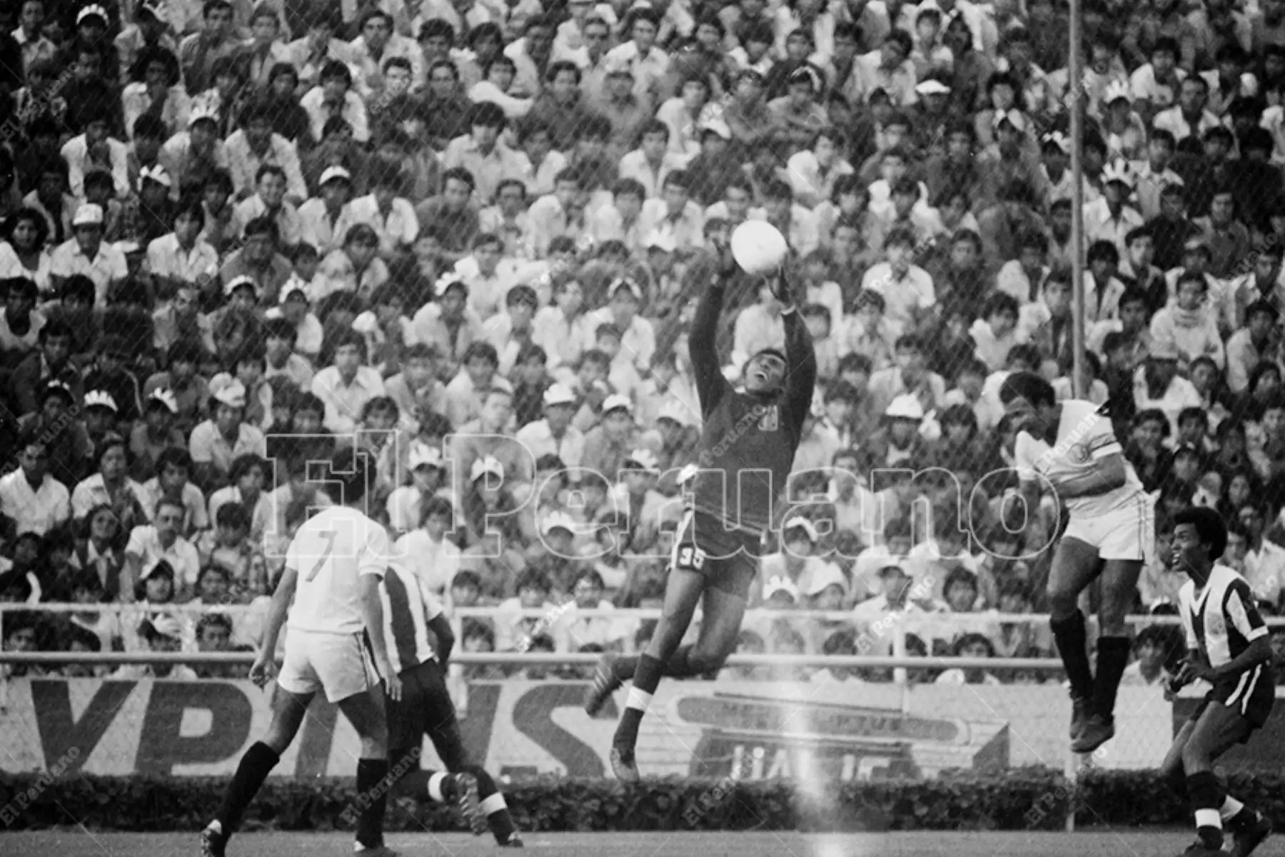 Lima - 8 mayo 1977 / El arquero José Gonzales Ganoza descuelga un centro ante arremetida de Fernando Cuéllar. Alianza Lima derrotó 2-1 a Universitario de Deportes en el clásico del fútbol peruano por el Torneo Regional Metropolitano. Foto: Archivo Histórico de El Peruano