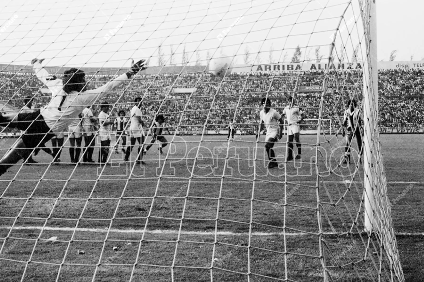 Lima - 8 mayo 1977 / Hugo Sotil vence de tiro libre  la portería de Eusebio Acasuzo. Alianza Lima derrotó 2-1 a Universitario de Deportes en el clásico del fútbol peruano por el Torneo Regional Metropolitano. Foto: Archivo Histórico de El Peruano