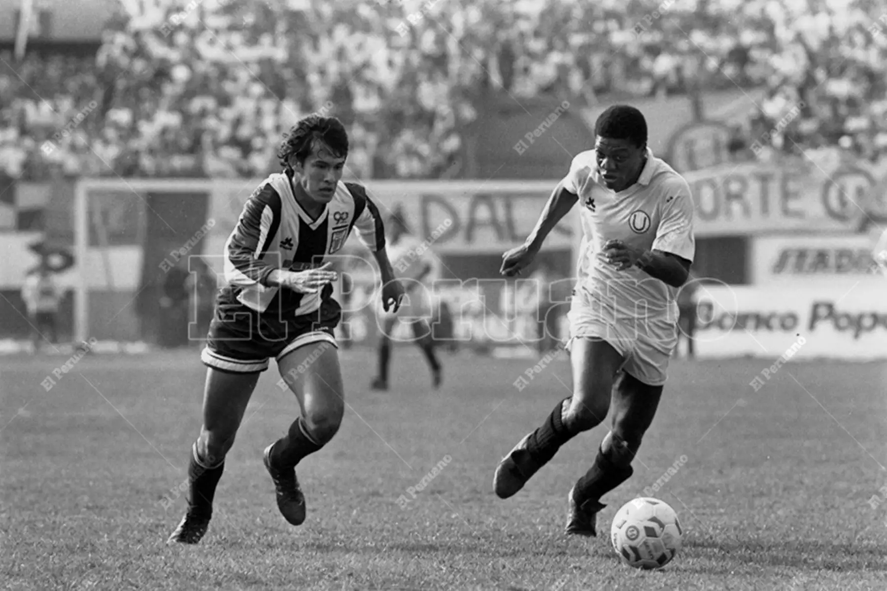 Lima - 22 setiembre 1991 / Andrés "Balán" Gonzales intenta superar la marca del defensa Juan Reynoso. Universitario de Deportes derrotó 1-0 a Alianza Lima en el clásico del fútbol peruano por el Torneo Regional Metropolitano. Foto: Archivo Histórico de El Peruano / Rómulo Luján