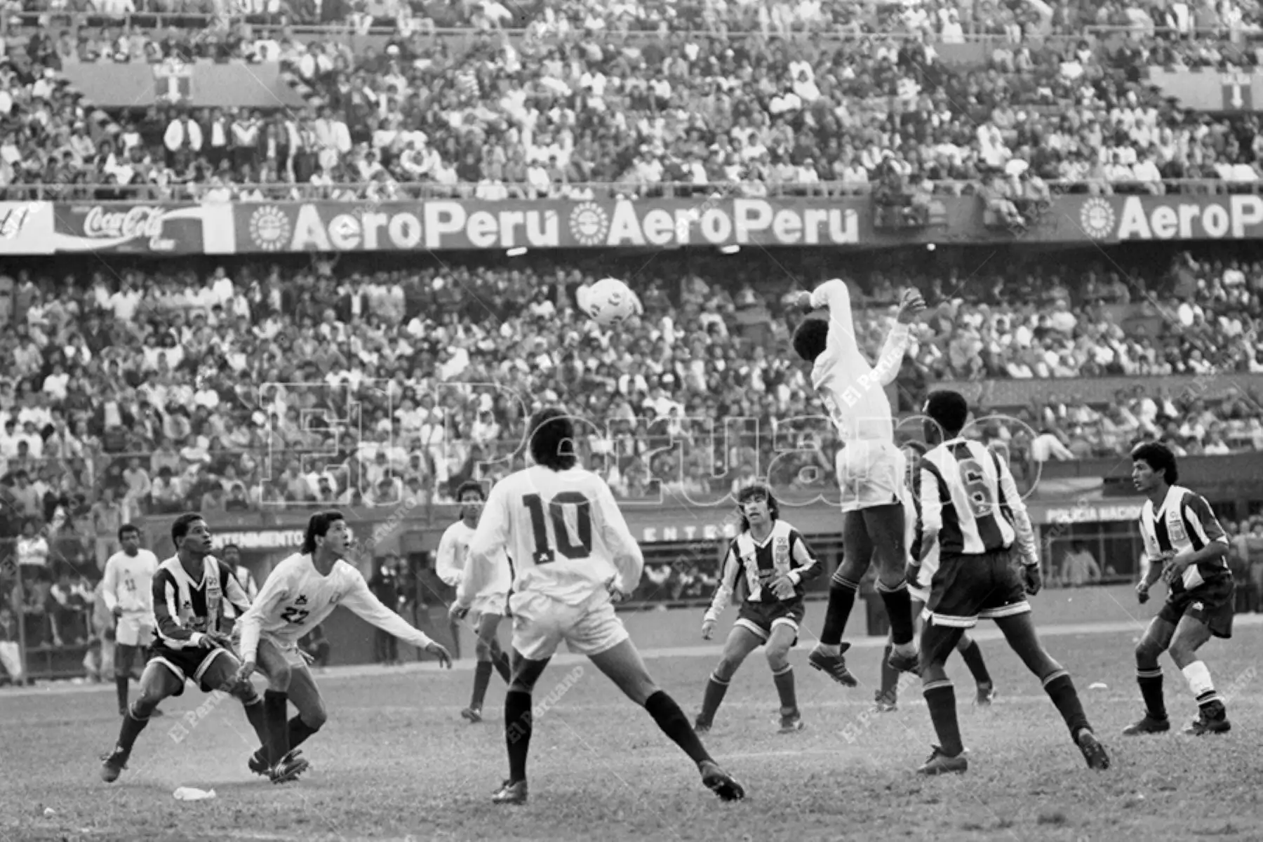 Lima - 22 setiembre 1991 / El volante José Luis Carranza se apresta a despejar el balón. Universitario de Deportes derrotó 1-0 a Alianza Lima en el clásico del fútbol peruano por el Torneo Regional Metropolitano. Foto: Archivo Histórico de El Peruano / Rómulo Luján