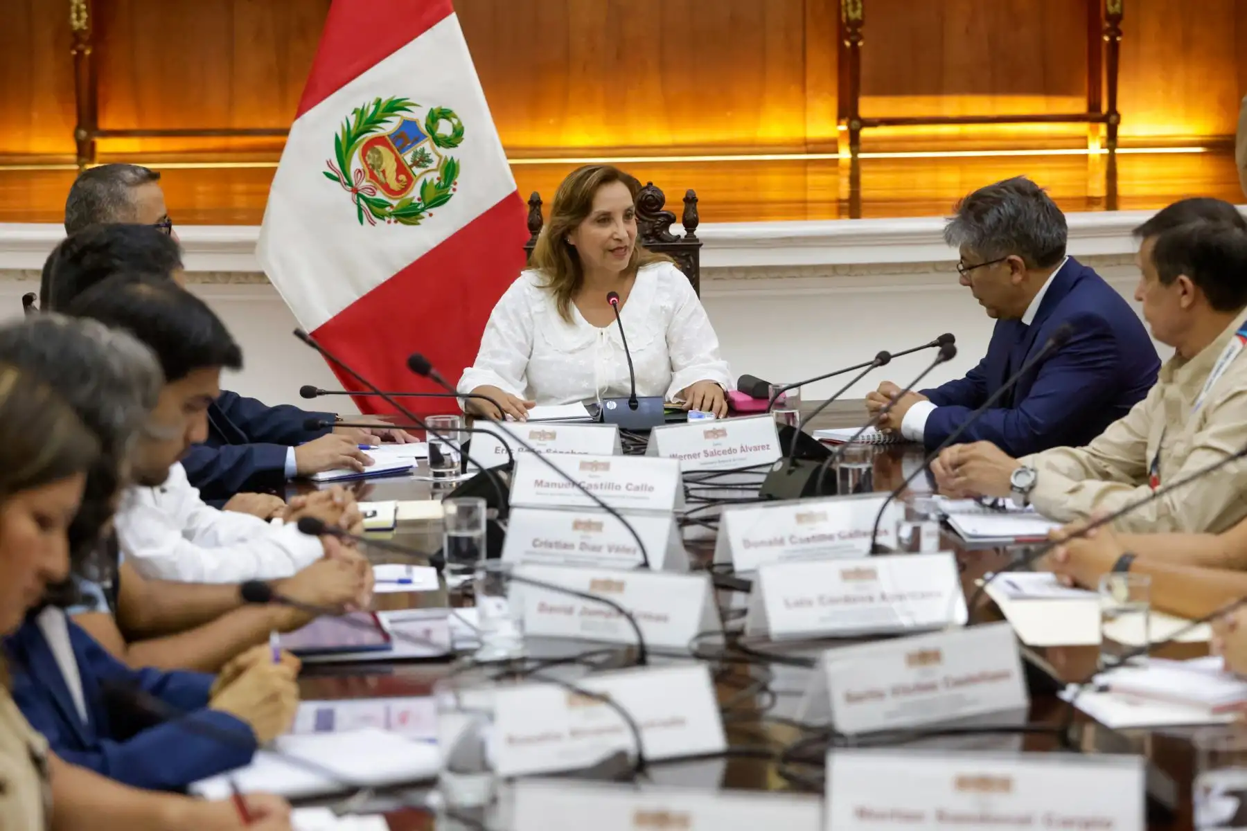 La presidenta de la república, Dina Ercilia Boluarte Zegarra, sostuvo una reunión de trabajo con el gobernador regional de Cusco, Werner Salcedo Álvarez, y otras autoridades de la Ciudad Imperial.
Foto: ANDINA/Prensa Presidencia