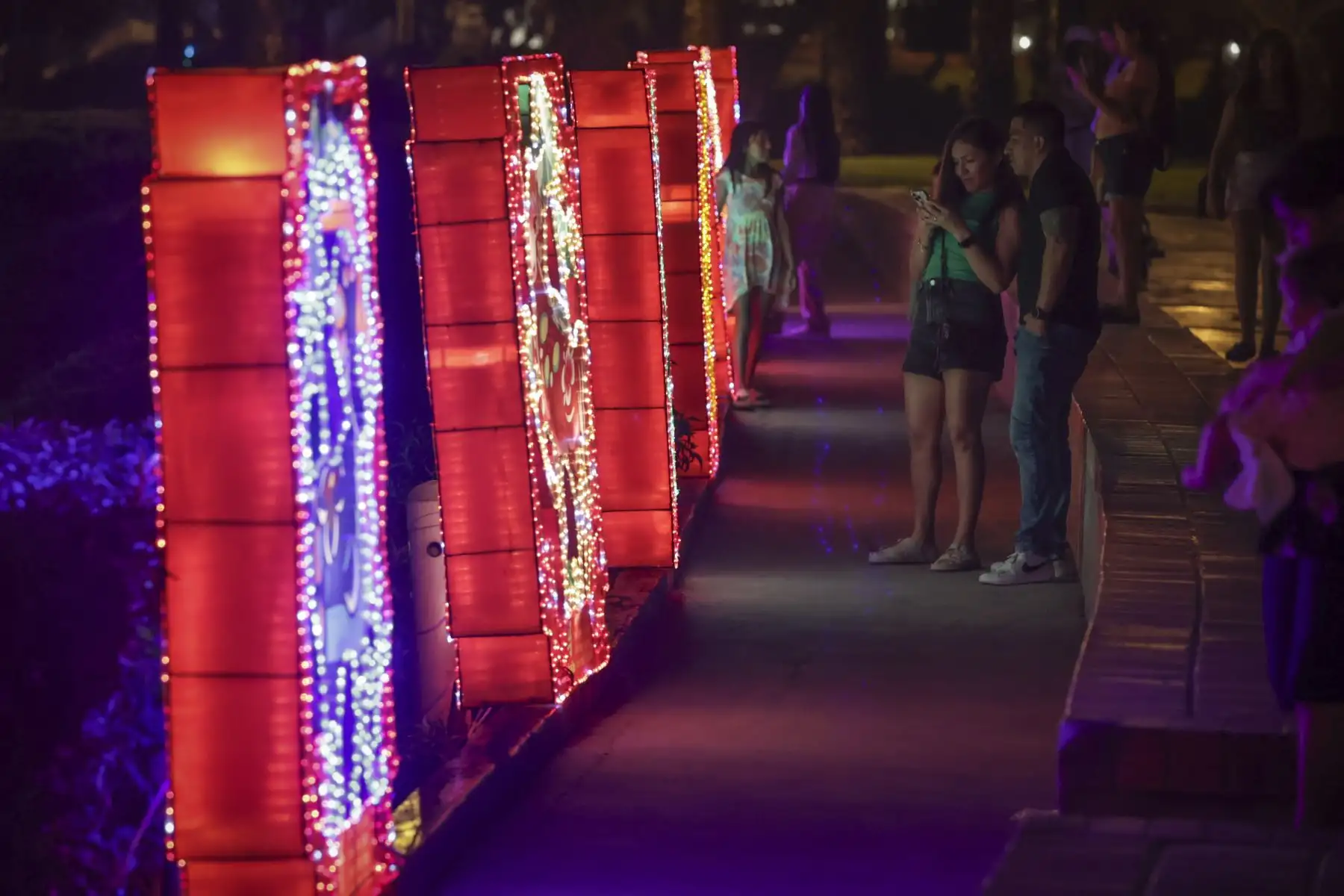 Como parte de las celebraciones para dar la bienvenida al Dragón de madera, se expone nuevamente en el Parque Chino de Miraflores el calendario tradicional chino, conformado por 12 farolas con los animales o signos zodiacales. Vecinos y visitantes disfrutan de esta exhibición que estará abierta al público hasta el lunes 12 de Febrero.
Foto: ANDINA/Andrés Valle