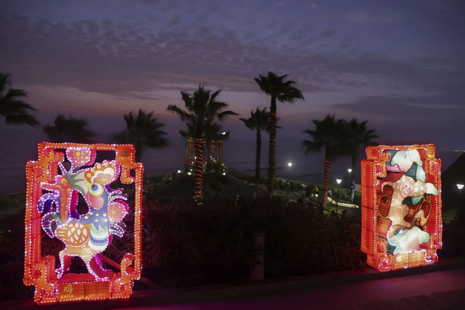 Como parte de las celebraciones para dar la bienvenida al Dragón de madera, se expone nuevamente en el Parque Chino de Miraflores el calendario tradicional chino, conformado por 12 farolas con los animales o signos zodiacales. Vecinos y visitantes disfrutan de esta exhibición que estará abierta al público hasta el lunes 12 de Febrero.
Foto: ANDINA/Andrés Valle