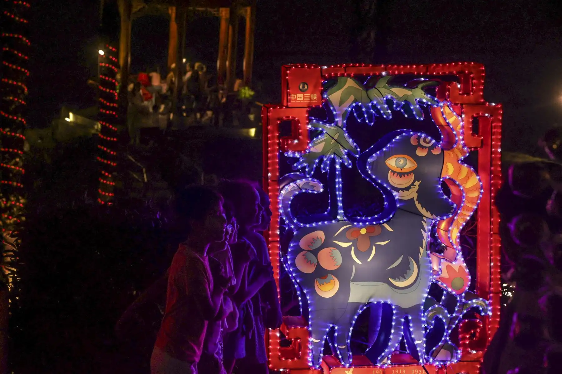 Como parte de las celebraciones para dar la bienvenida al Dragón de madera, se expone nuevamente en el Parque Chino de Miraflores el calendario tradicional chino, conformado por 12 farolas con los animales o signos zodiacales. Vecinos y visitantes disfrutan de esta exhibición que estará abierta al público hasta el lunes 12 de Febrero.
Foto: ANDINA/Andrés Valle