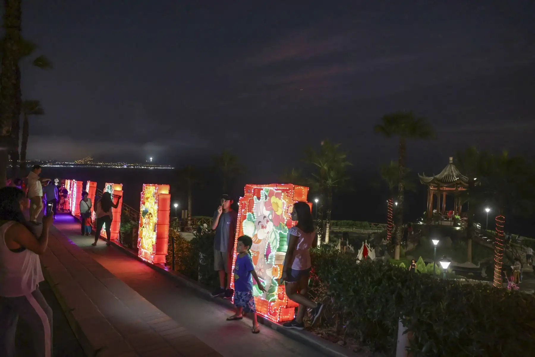 Como parte de las celebraciones para dar la bienvenida al Dragón de madera, se expone nuevamente en el Parque Chino de Miraflores el calendario tradicional chino, conformado por 12 farolas con los animales o signos zodiacales. Vecinos y visitantes disfrutan de esta exhibición que estará abierta al público hasta el lunes 12 de Febrero.
Foto: ANDINA/Andrés Valle