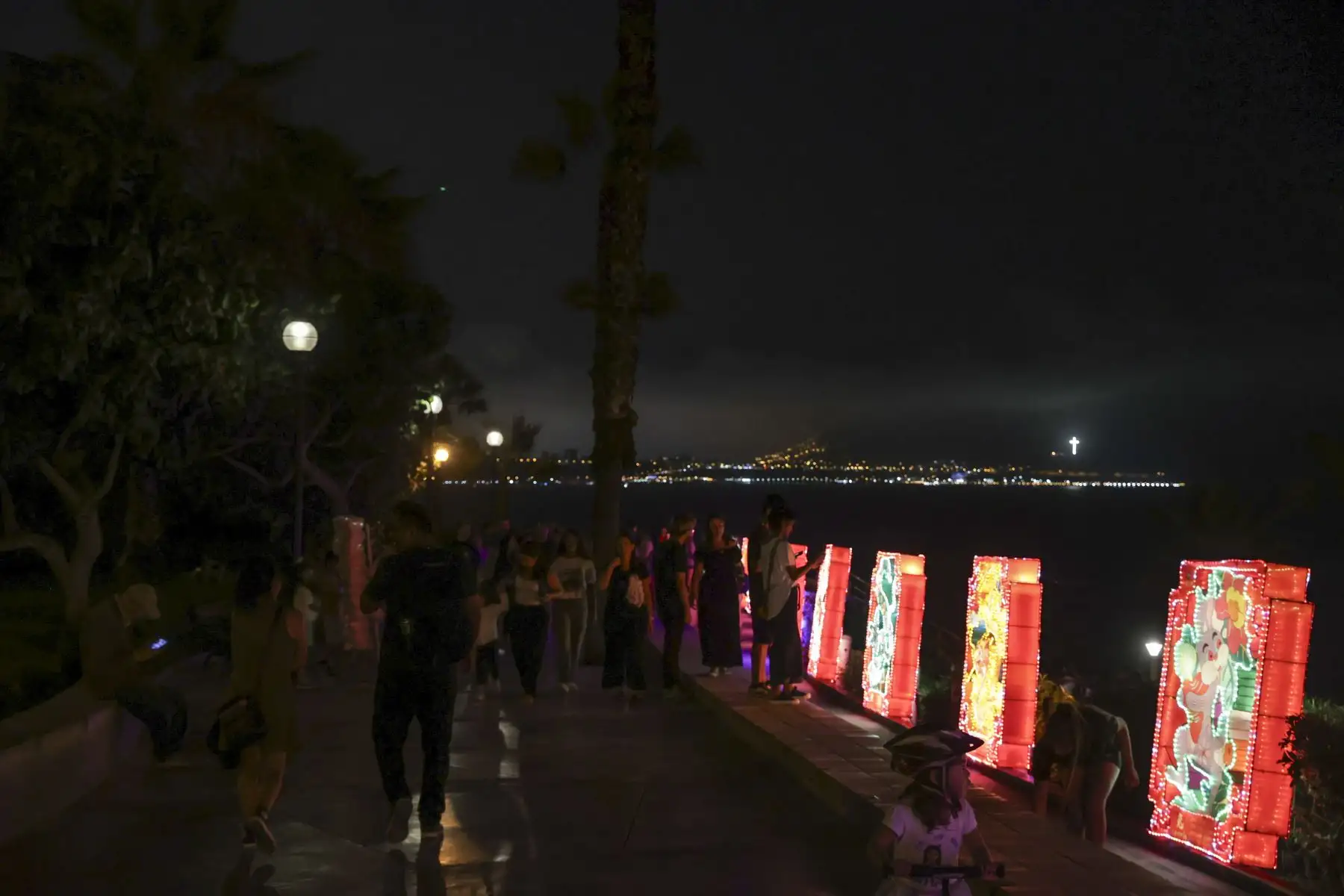 Como parte de las celebraciones para dar la bienvenida al Dragón de madera, se expone nuevamente en el Parque Chino de Miraflores el calendario tradicional chino, conformado por 12 farolas con los animales o signos zodiacales. Vecinos y visitantes disfrutan de esta exhibición que estará abierta al público hasta el lunes 12 de Febrero.
Foto: ANDINA/Andrés Valle