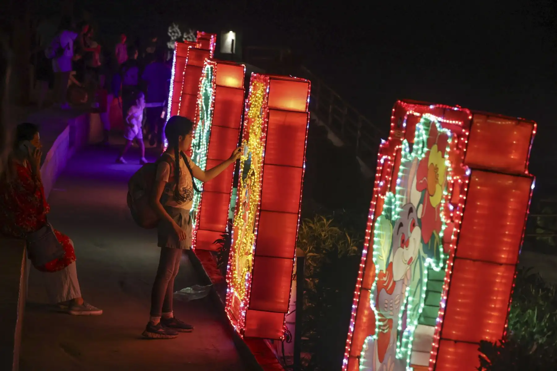 Como parte de las celebraciones para dar la bienvenida al Dragón de madera, se expone nuevamente en el Parque Chino de Miraflores el calendario tradicional chino, conformado por 12 farolas con los animales o signos zodiacales. Vecinos y visitantes disfrutan de esta exhibición que estará abierta al público hasta el lunes 12 de Febrero.
Foto: ANDINA/Andrés Valle