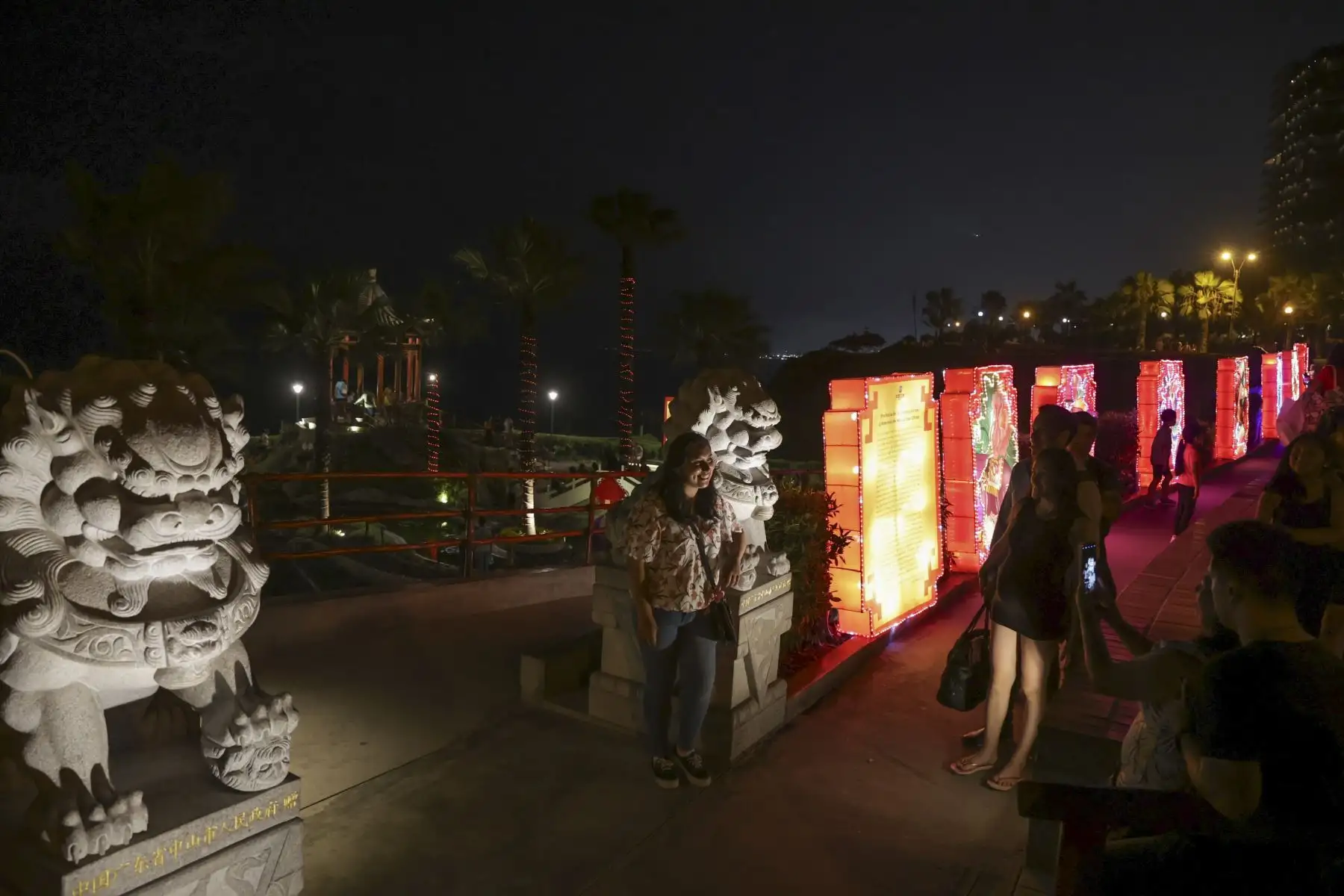 Como parte de las celebraciones para dar la bienvenida al Dragón de madera, se expone nuevamente en el Parque Chino de Miraflores el calendario tradicional chino, conformado por 12 farolas con los animales o signos zodiacales. Vecinos y visitantes disfrutan de esta exhibición que estará abierta al público hasta el lunes 12 de Febrero.
Foto: ANDINA/Andrés Valle