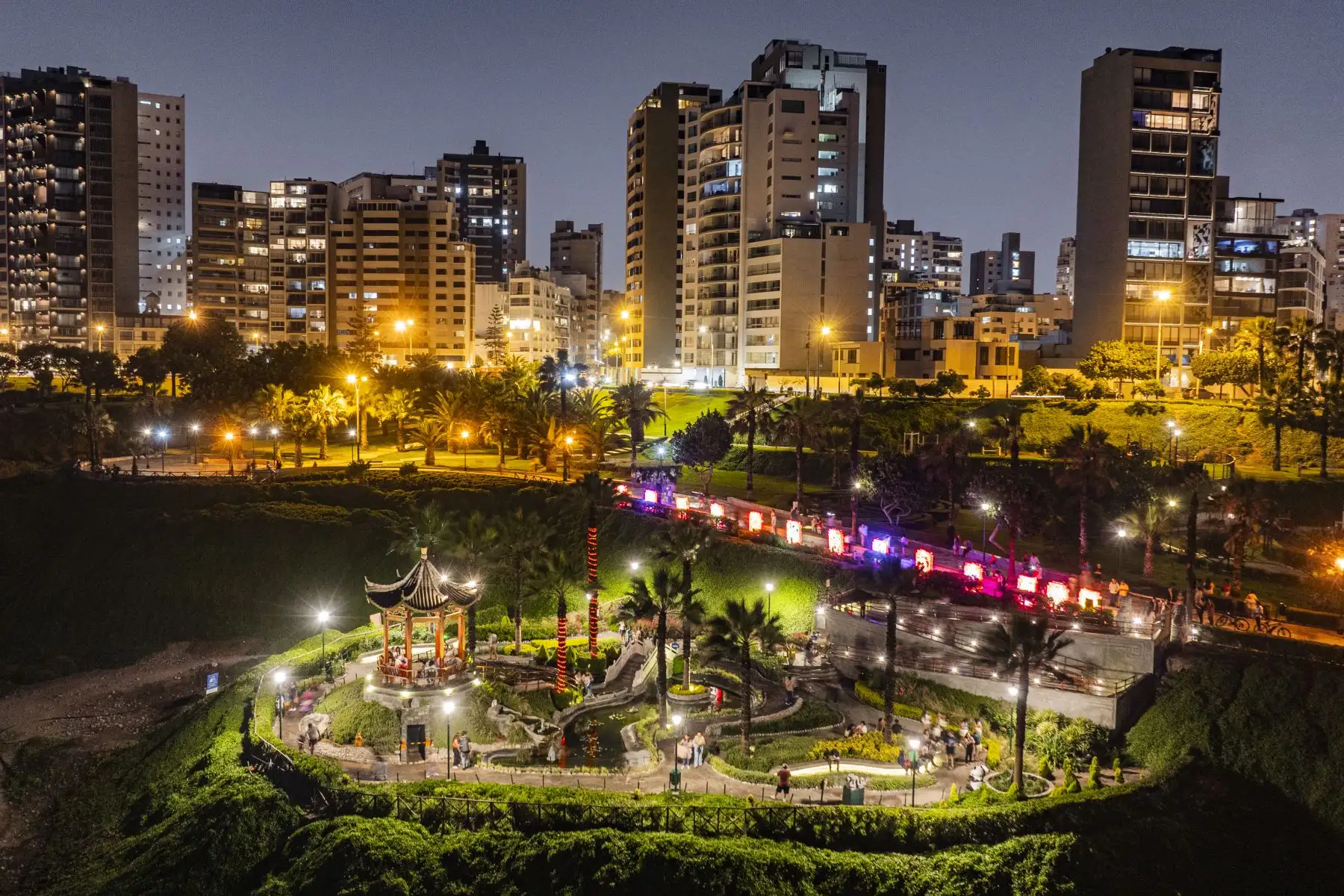 Vecinos y visitantes disfrutan DEL Gran Parque Chino, atractivo turístico con vista al mar en Miraflores.
Foto: Cortesía Cristian Olea