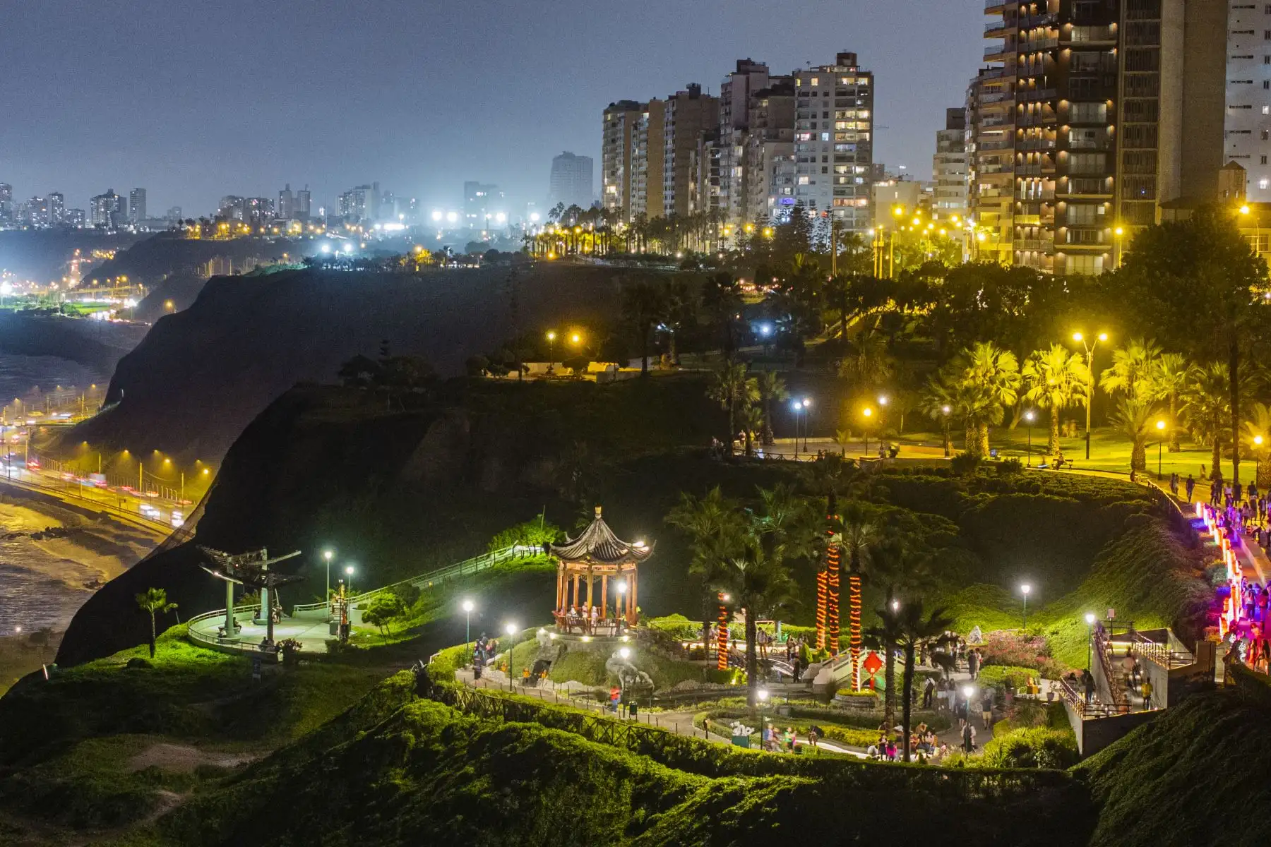 Como parte de las celebraciones para dar la bienvenida al Dragón de madera, se expone nuevamente en el Parque Chino de Miraflores el calendario tradicional chino, conformado por 12 farolas con los animales o signos zodiacales. Vecinos y visitantes disfrutan de esta exhibición que estará abierta al público hasta el lunes 12 de Febrero.
Foto: ANDINA/Andrés Valle