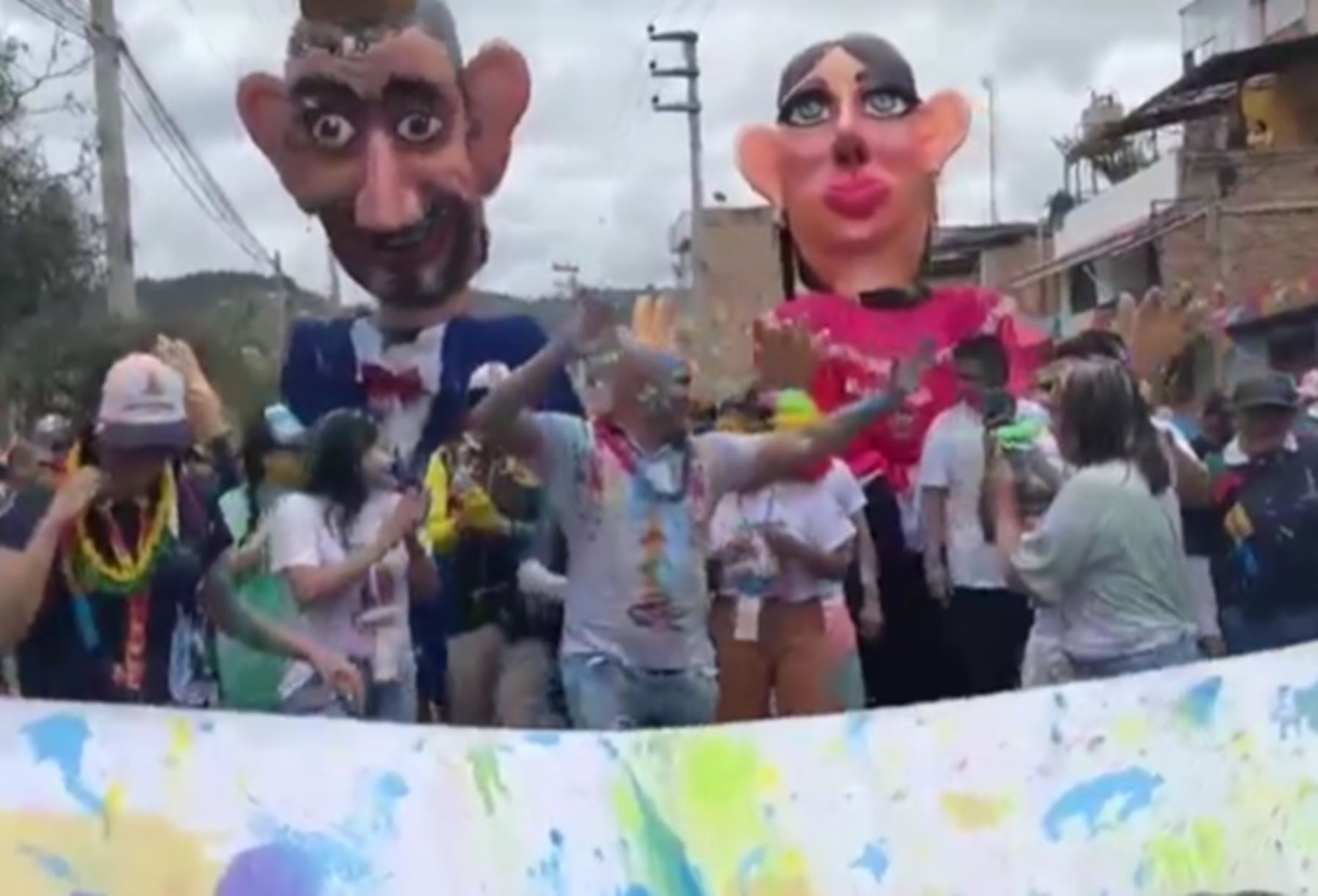 El Ño Carnavalón hizo su ingreso triunfal hoy a la ciudad de Cajamarca y una multitud se alista a recibir al personaje protagónico que desata la alegría en la ciudad en su recorrido por los alrededores hasta llegar al Qhapaq Ñan.