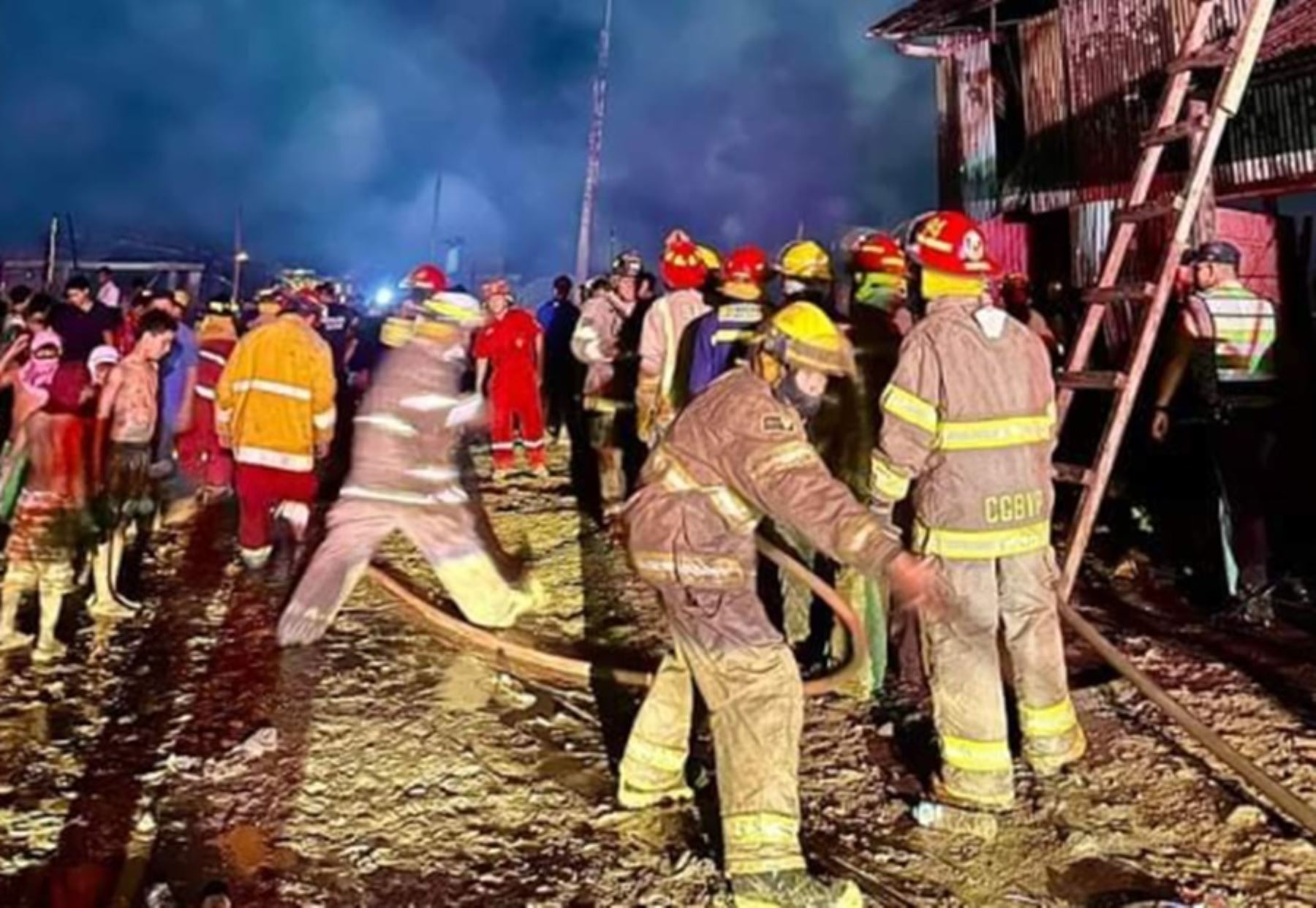 Un total de 30 viviendas destruidas y 240 personas damnificadas dejó un incendio urbano de grandes proporciones ocurrido anoche en el asentamiento humano Daniel Alcides Carrión, situado el distrito de Punchana, provincia de Maynas, departamento de Loreto.