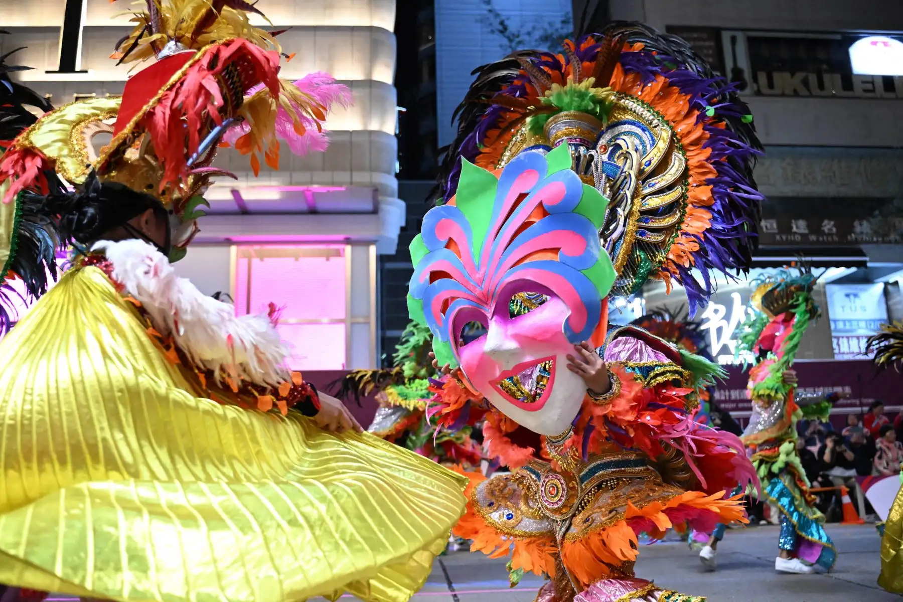 Participantes del grupo de danza Granada Masskara de Filipinas participan en el Desfile Internacional del Año Nuevo Lunar el primer día del Año Nuevo Lunar del Dragón en Hong Kong. Foto: ANDINA/AFP