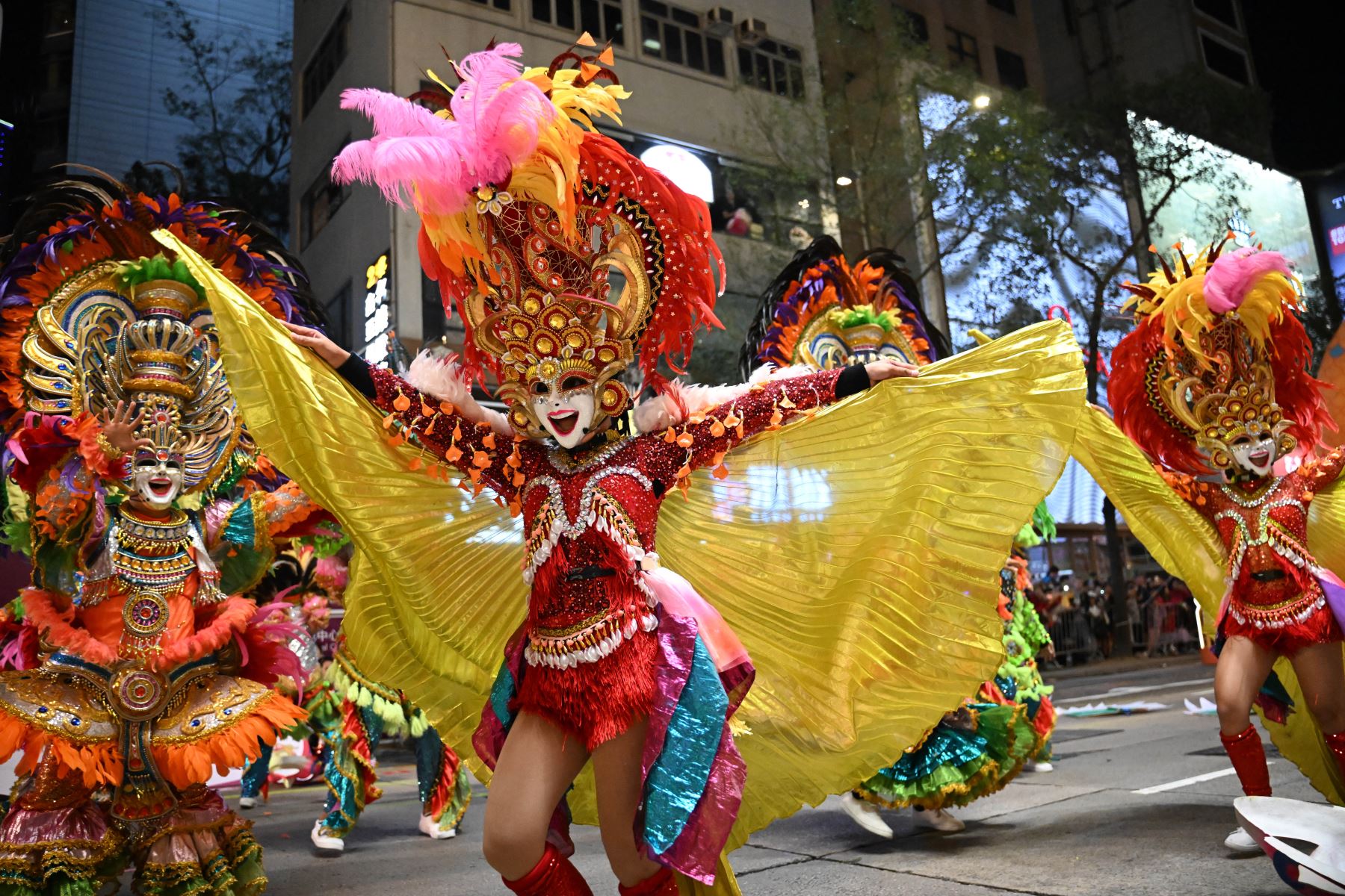 Participantes del grupo de danza Granada Masskara de Filipinas participan en el Desfile Internacional del Año Nuevo Lunar el primer día del Año Nuevo Lunar del Dragón en Hong Kong. Foto: ANDINA/AFP