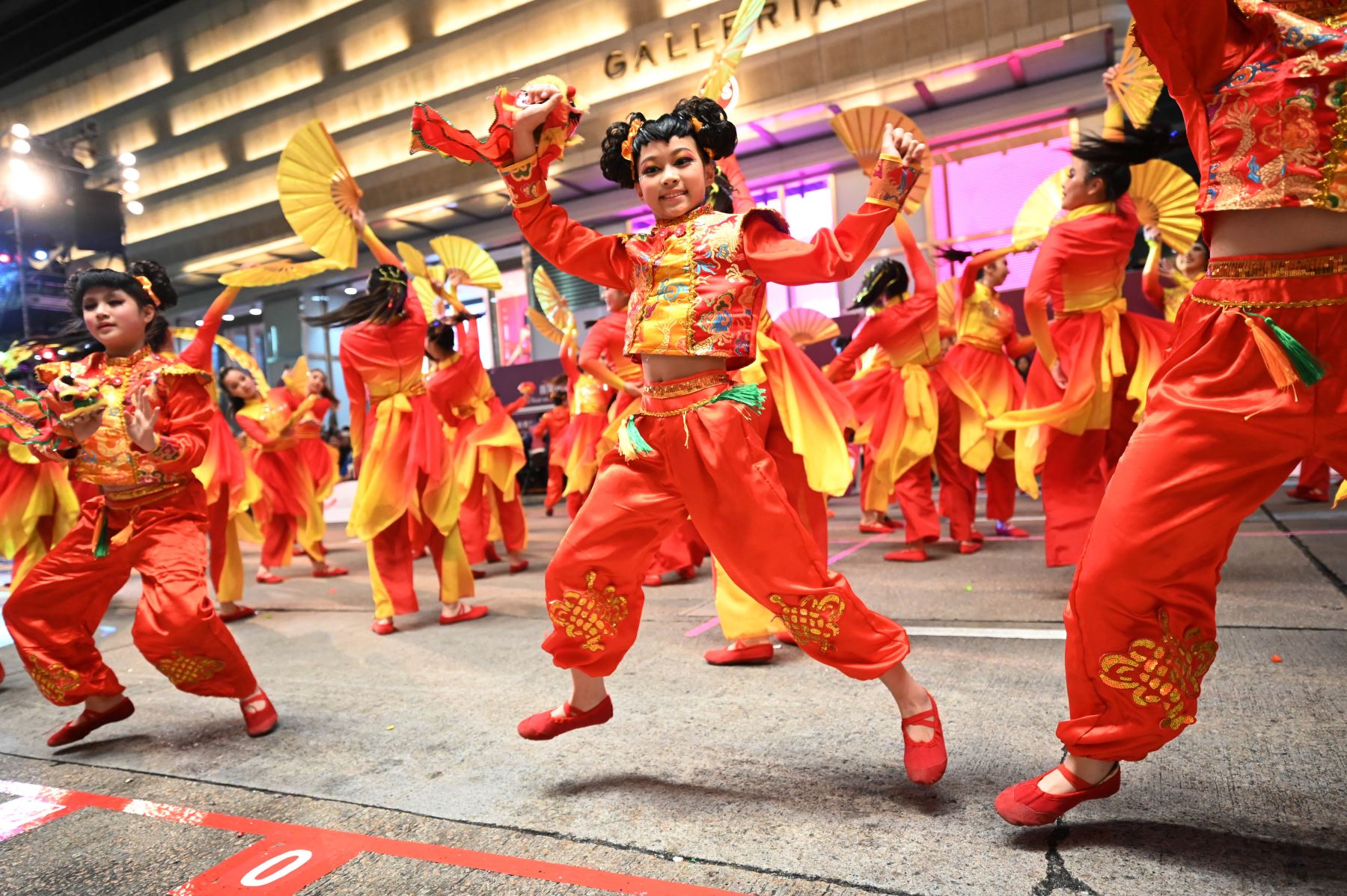 Participantes de Hong Kong participan en el Desfile Internacional del Año Nuevo Lunar el primer día del Año Nuevo Lunar del Dragón en Hong Kong. Foto: ANDINA/AFP
