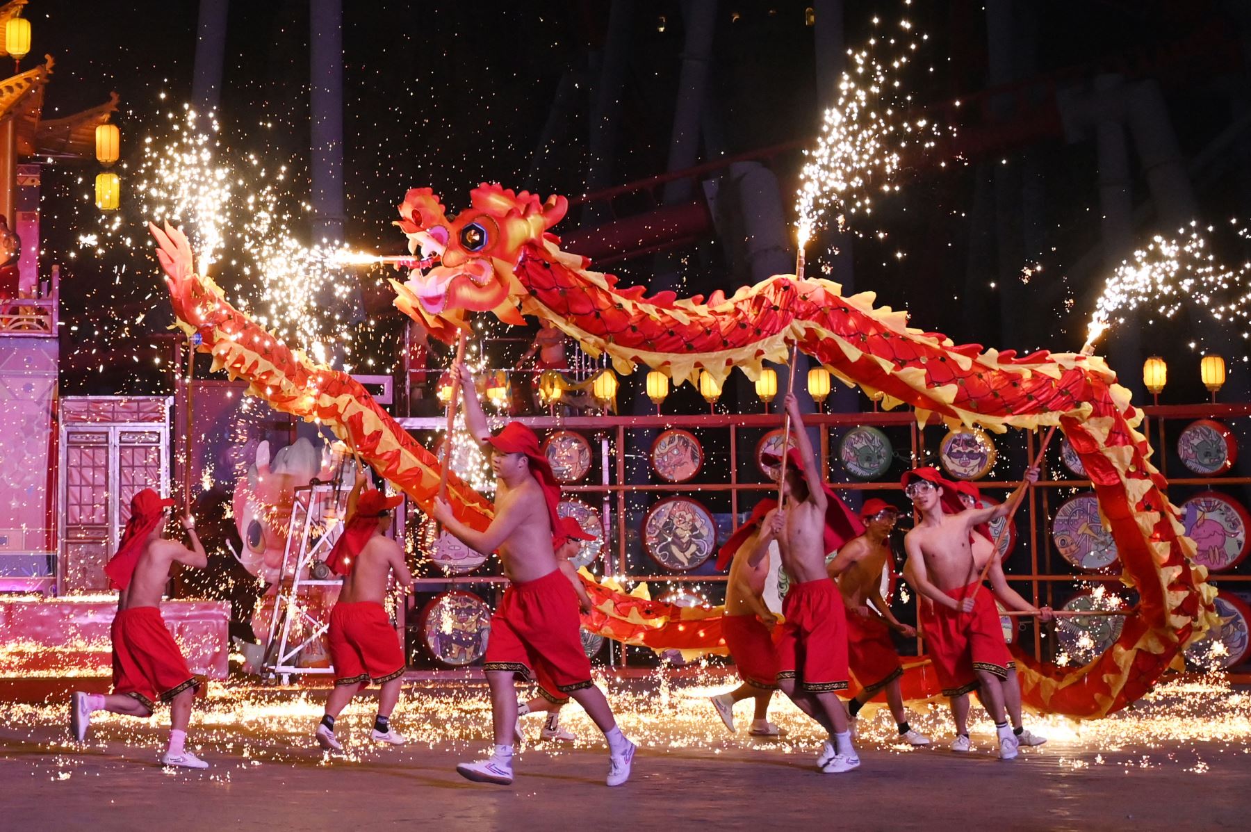Bailarines de dragones actúan en un parque el primer día del Año Nuevo Lunar del Dragón en Beijing. Foto: ANDINA/AFP