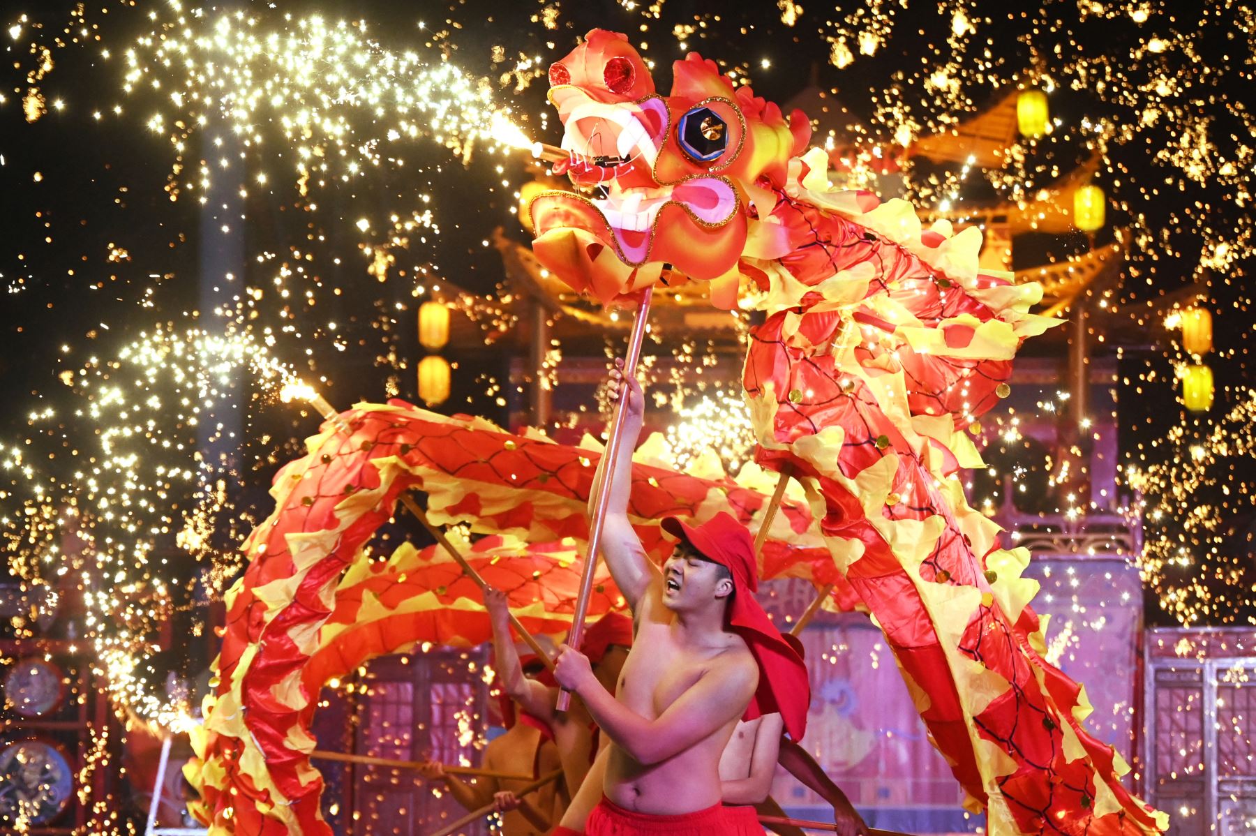 Bailarines de dragones actúan en un parque el primer día del Año Nuevo Lunar del Dragón en Beijing. Foto: ANDINA/AFP
