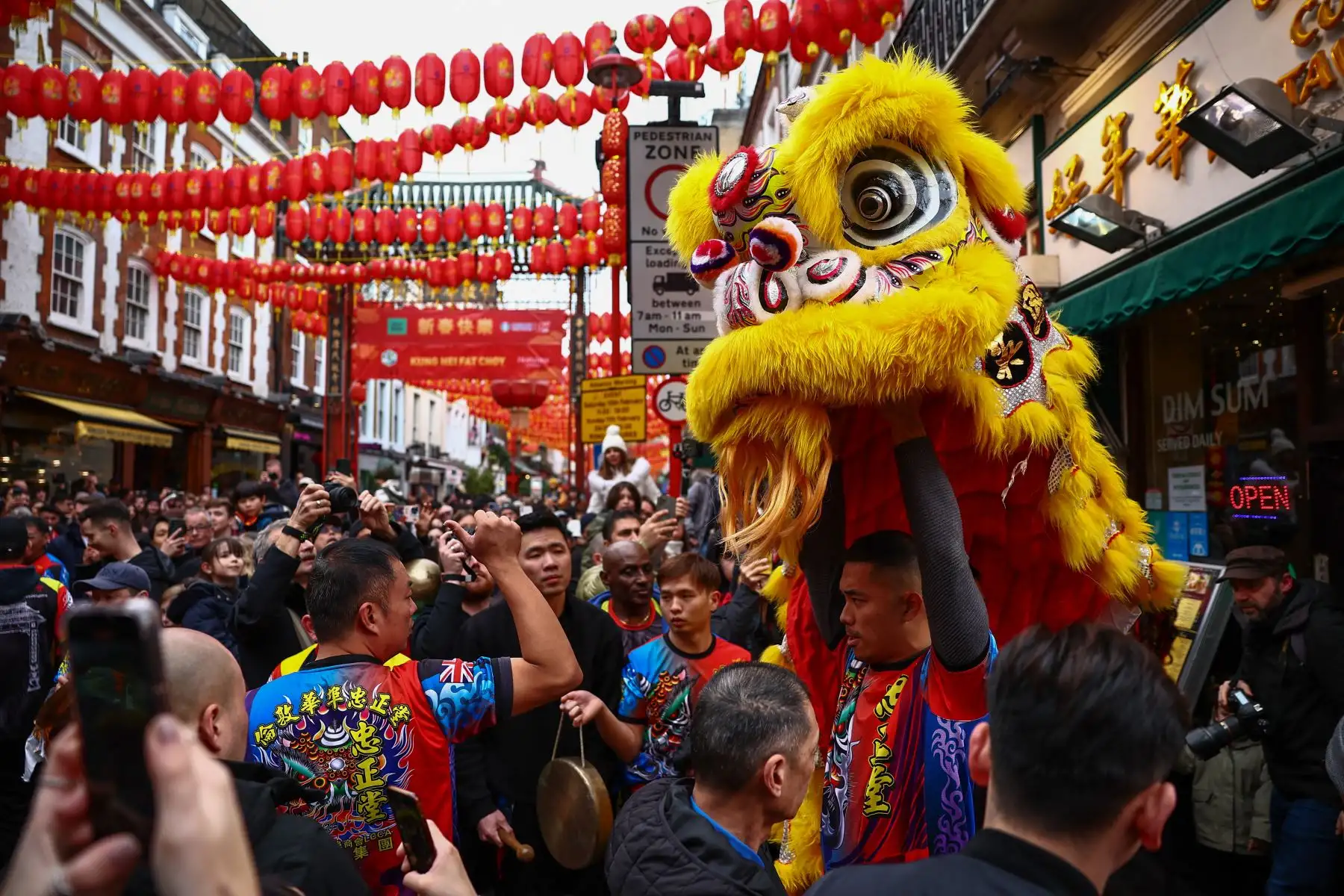 Un equipo de danza del león chino actúa ante los espectadores durante las celebraciones del Año Nuevo Lunar chino del Dragón en el centro de Londres. Foto: ANDINA/AFP