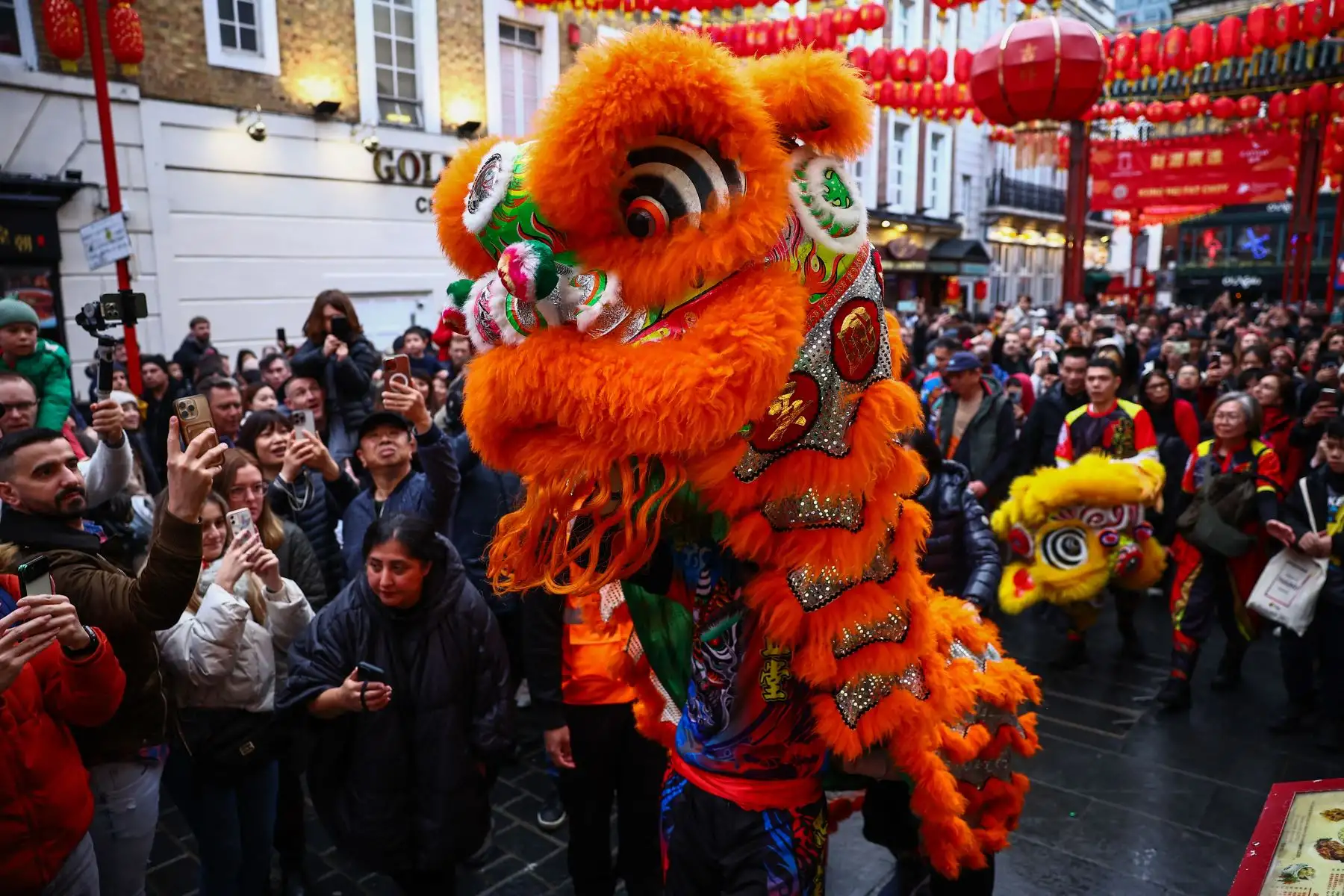 Un equipo de danza del león chino actúa ante los espectadores durante las celebraciones del Año Nuevo Lunar chino del Dragón en el centro de Londres. Foto: ANDINA/ AFP