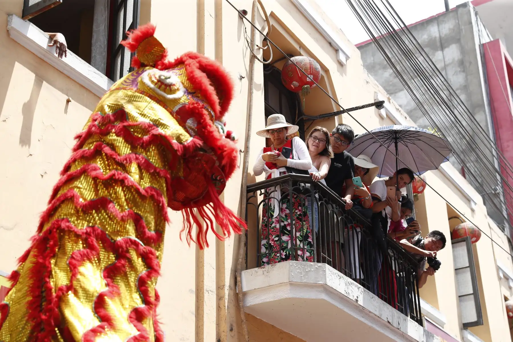 Personas que acudieron hoy 12 de febrero a los populares restaurantes de comida oriental de la Calle Capón, pudieron apreciar la tradicional danza del Dragón y el León, en el marco de las celebraciones por el inicio del Año Nuevo Chino. Foto: ANDINA/Daniel Bracamonte