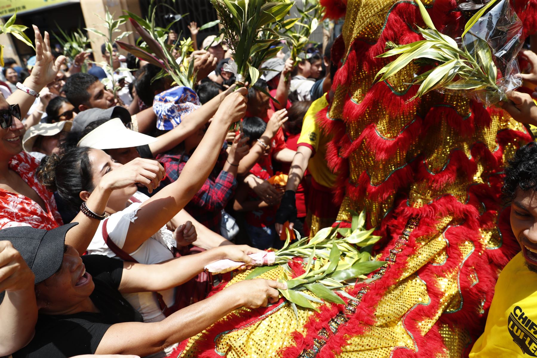Cientos de personas se aglomeraron en el emblemático Barrio Chino, en el Cercado de Lima, para celebrar el inicio del Año Nuevo Chino, rindiendo homenaje a los tradicionales dragones, que salen a desfilar en esta festividad. Foto: ANDINA/Daniel Bracamonte