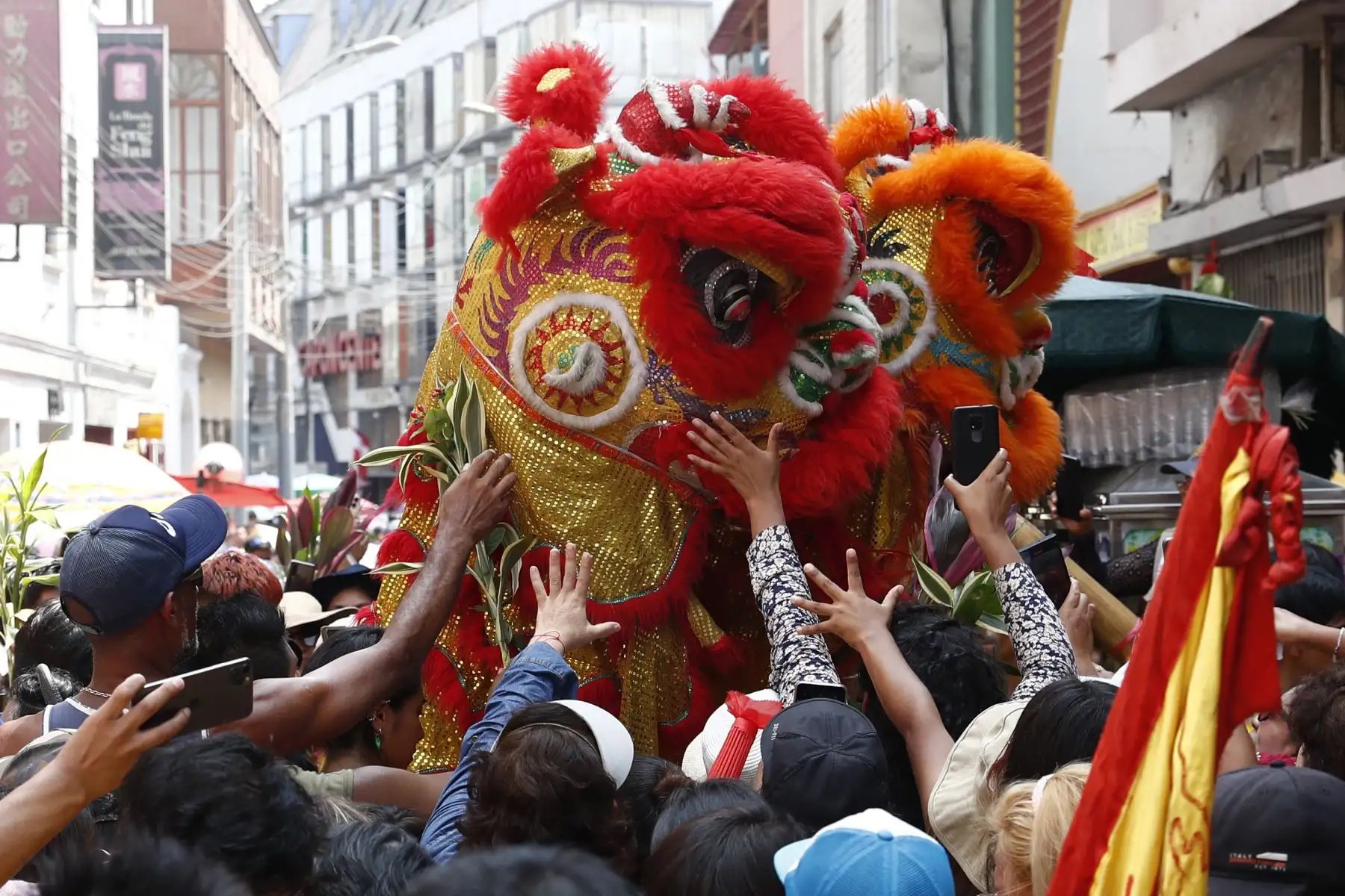 Cientos de personas se aglomeraron en el emblemático Barrio Chino, en el Cercado de Lima, para celebrar el inicio del Año Nuevo Chino, rindiendo homenaje a los tradicionales dragones, que salen a desfilar en esta festividad. Foto: ANDINA/Daniel Bracamonte
