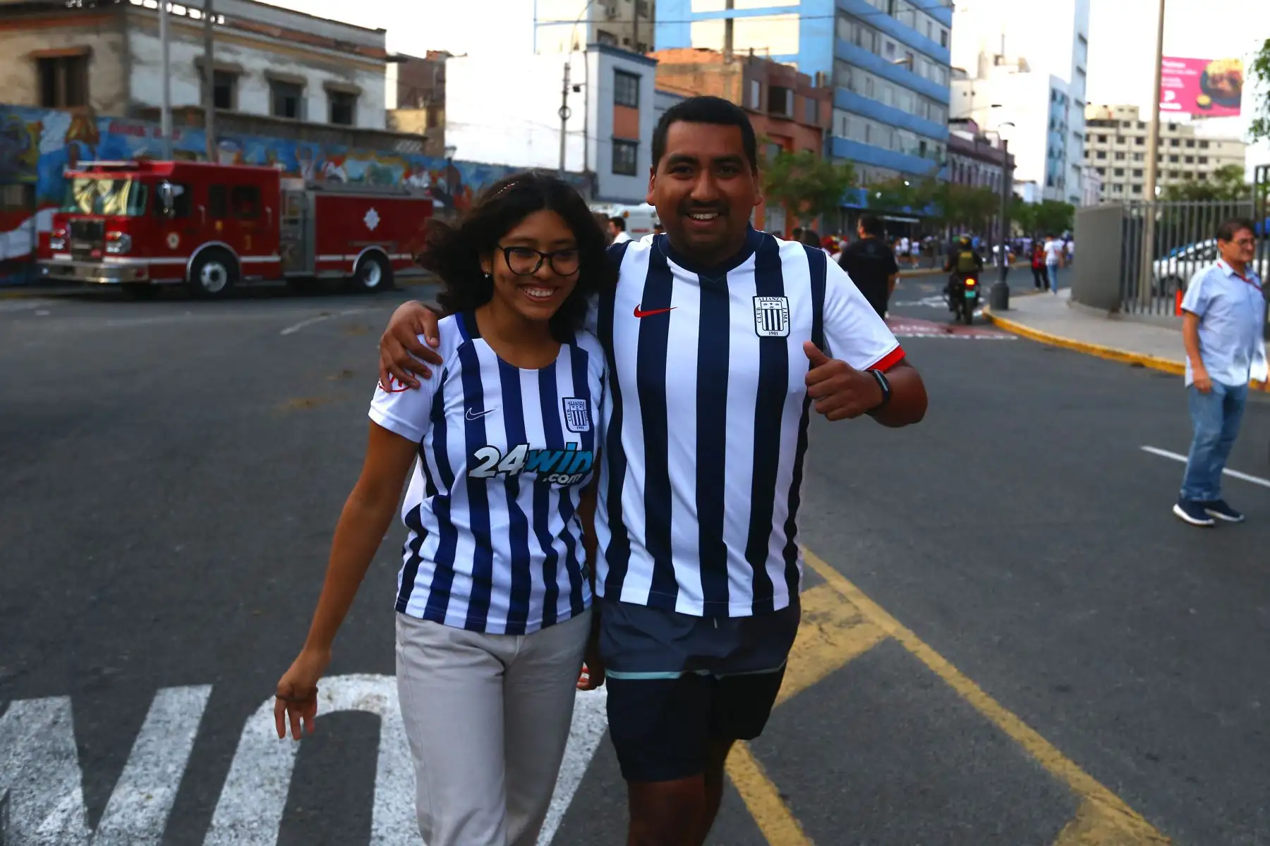 Hinchas de Alianza Lima se hacen presentes en el Estadio Nacional de Lima para alentar a su equipo frente al partido de fútbol contra Universitario de Deportes, por la fecha 3 del Torneo Apertura 2024 de la Liga 1. Foto: ANDINA/Eddy Ramos
