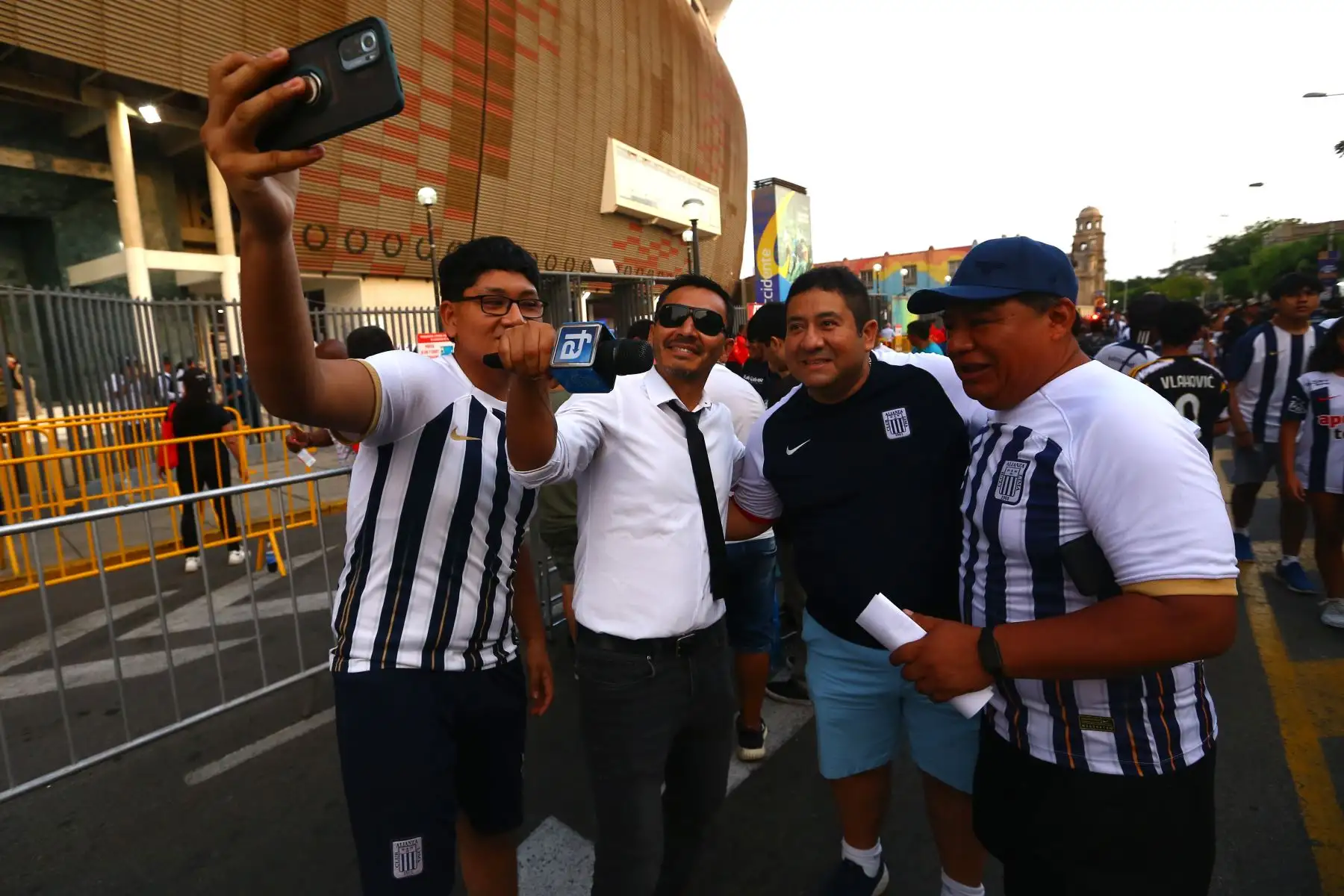 Momentos previos al partido entre Universitario de Deportes y Alianza Lima en el clásico del fútbol peruano, por la fecha 3 del Torneo Apertura 2024 de la Liga 1 en el Estadio Nacional de Lima. Foto: ANDINA/Eddy Ramos