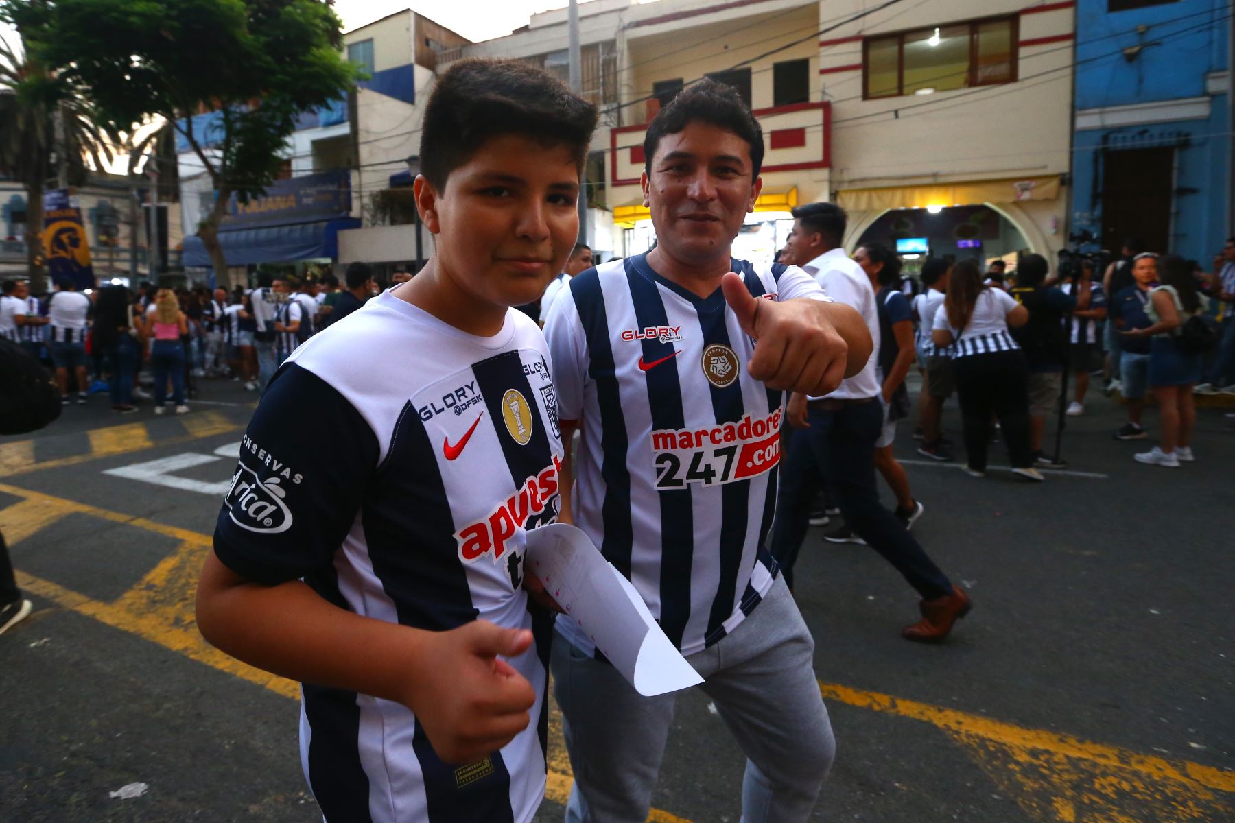 Hinchas de Alianza Lima se hacen presentes en el Estadio Nacional de Lima para alentar a su equipo frente al partido de fútbol contra Universitario de Deportes, por la fecha 3 del Torneo Apertura 2024 de la Liga 1. Foto: ANDINA/Eddy Ramos