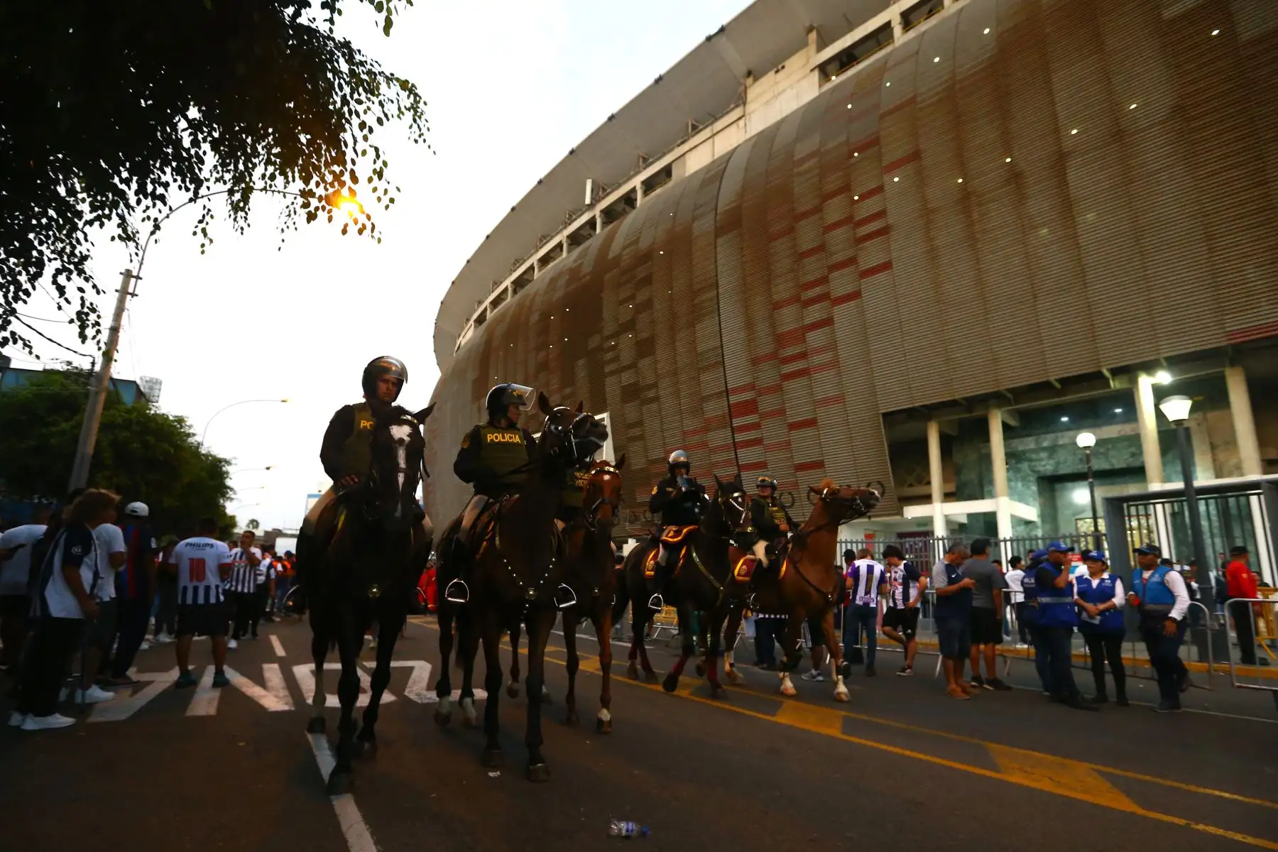 Efectivos de la Policía Nacional resguardan la seguridad en los exteriores del Estadio Nacional, momentos previos al partido entre Universitario de Deportes y Alianza Lima en el clásico del fútbol peruano, por la fecha 3 del Torneo Apertura 2024 de la Liga. Foto: ANDINA/Eddy Ramos