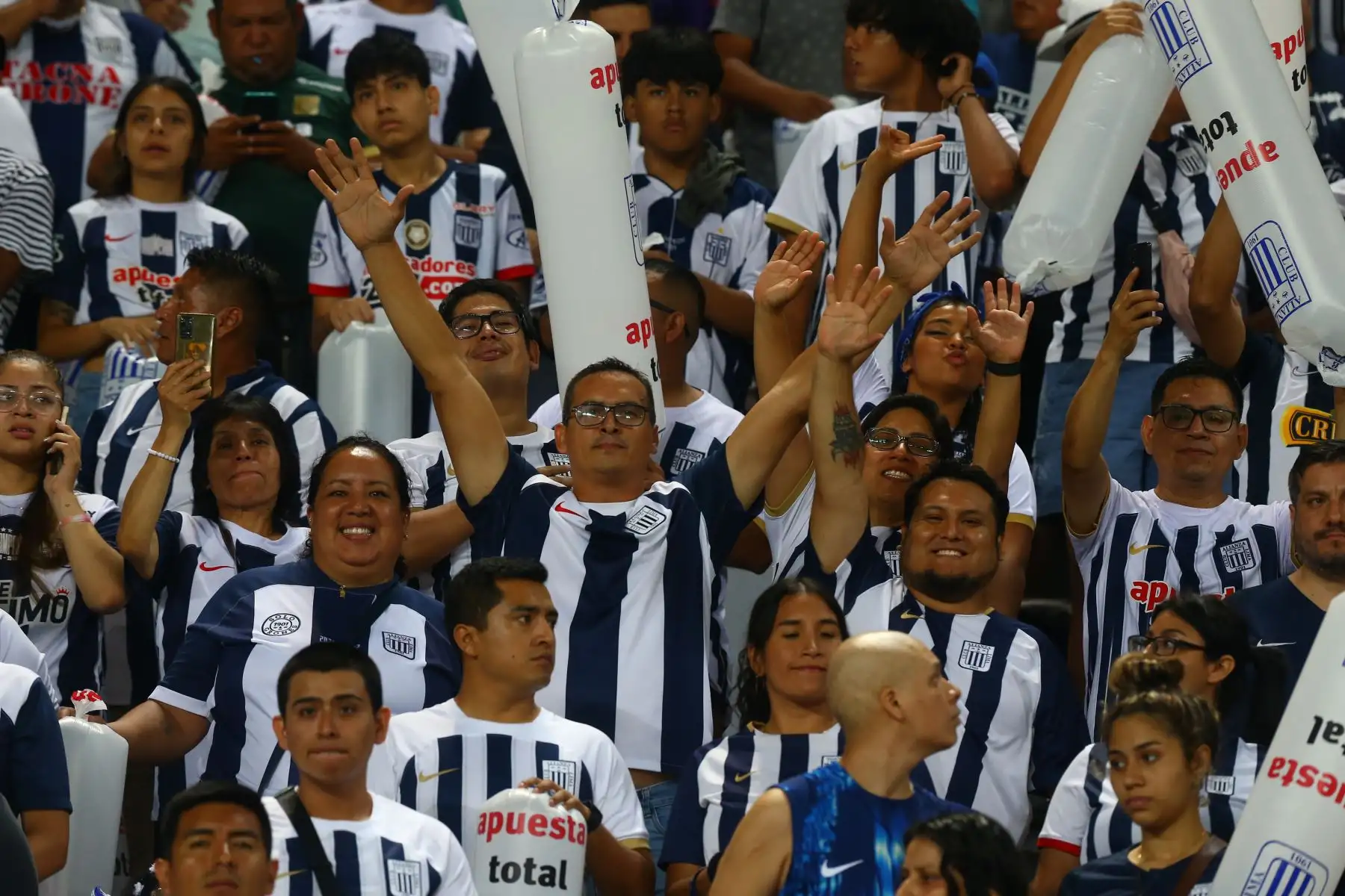 Hinchas de Alianza Lima se hacen presentes en el Estadio Nacional de Lima para alentar a su equipo frente al partido de fútbol contra Universitario de Deportes, por la fecha 3 del Torneo Apertura 2024 de la Liga 1. Foto: ANDINA/Eddy Ramos
