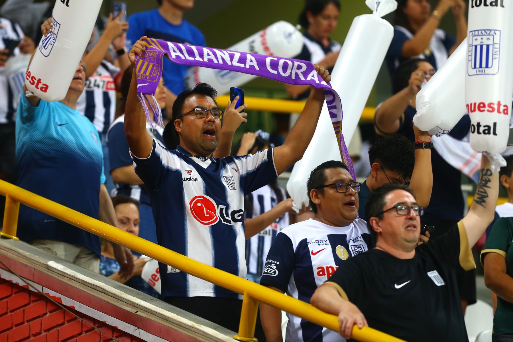 Hinchas de Alianza Lima se hacen presentes en el Estadio Nacional de Lima para alentar a su equipo frente al partido de fútbol contra Universitario de Deportes, por la fecha 3 del Torneo Apertura 2024 de la Liga 1. Foto: ANDINA/Eddy Ramos