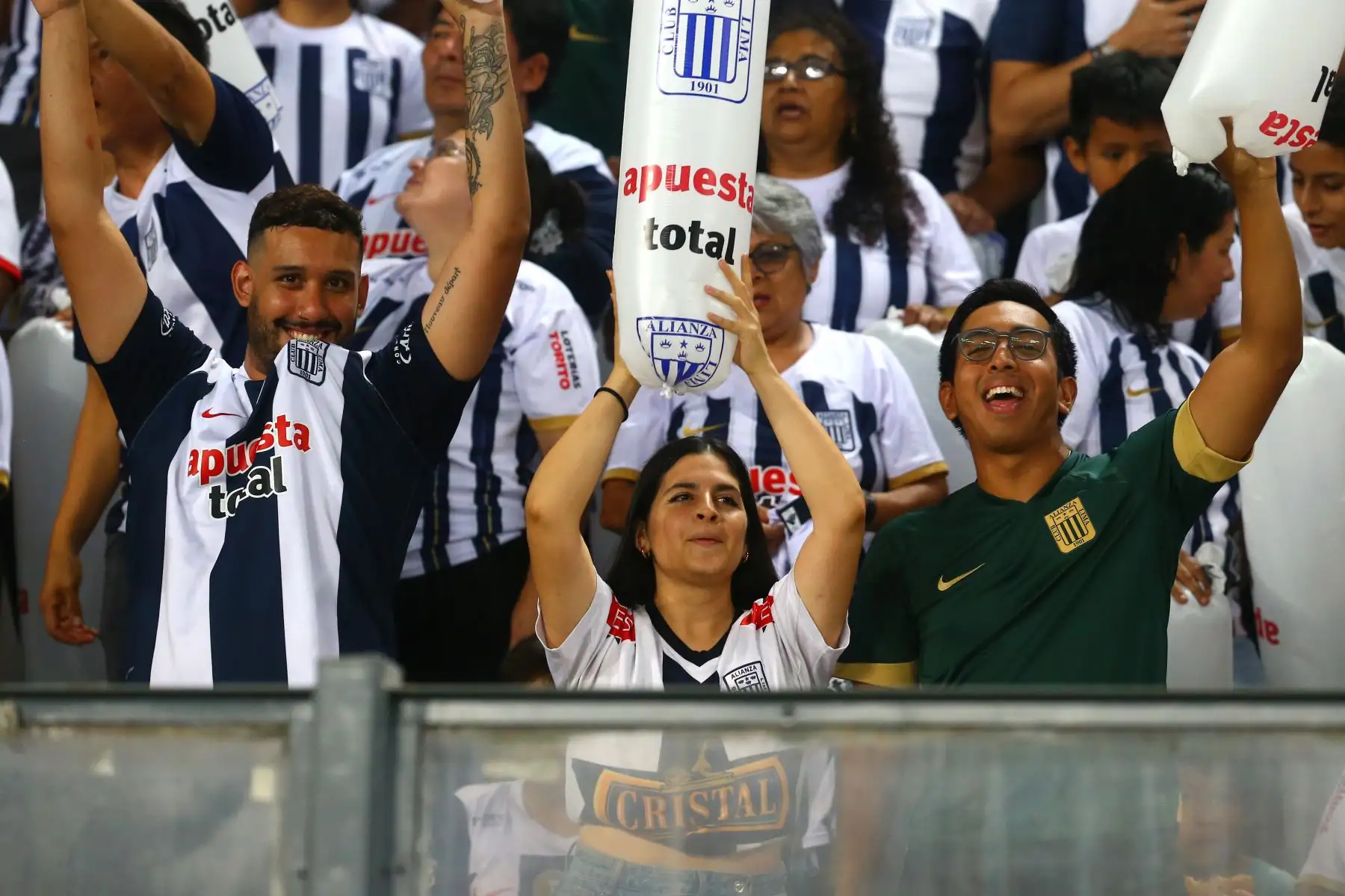 Hinchas de Alianza Lima se hacen presentes en el Estadio Nacional de Lima para alentar a su equipo frente al partido de fútbol contra Universitario de Deportes, por la fecha 3 del Torneo Apertura 2024 de la Liga 1. Foto: ANDINA/Eddy Ramos