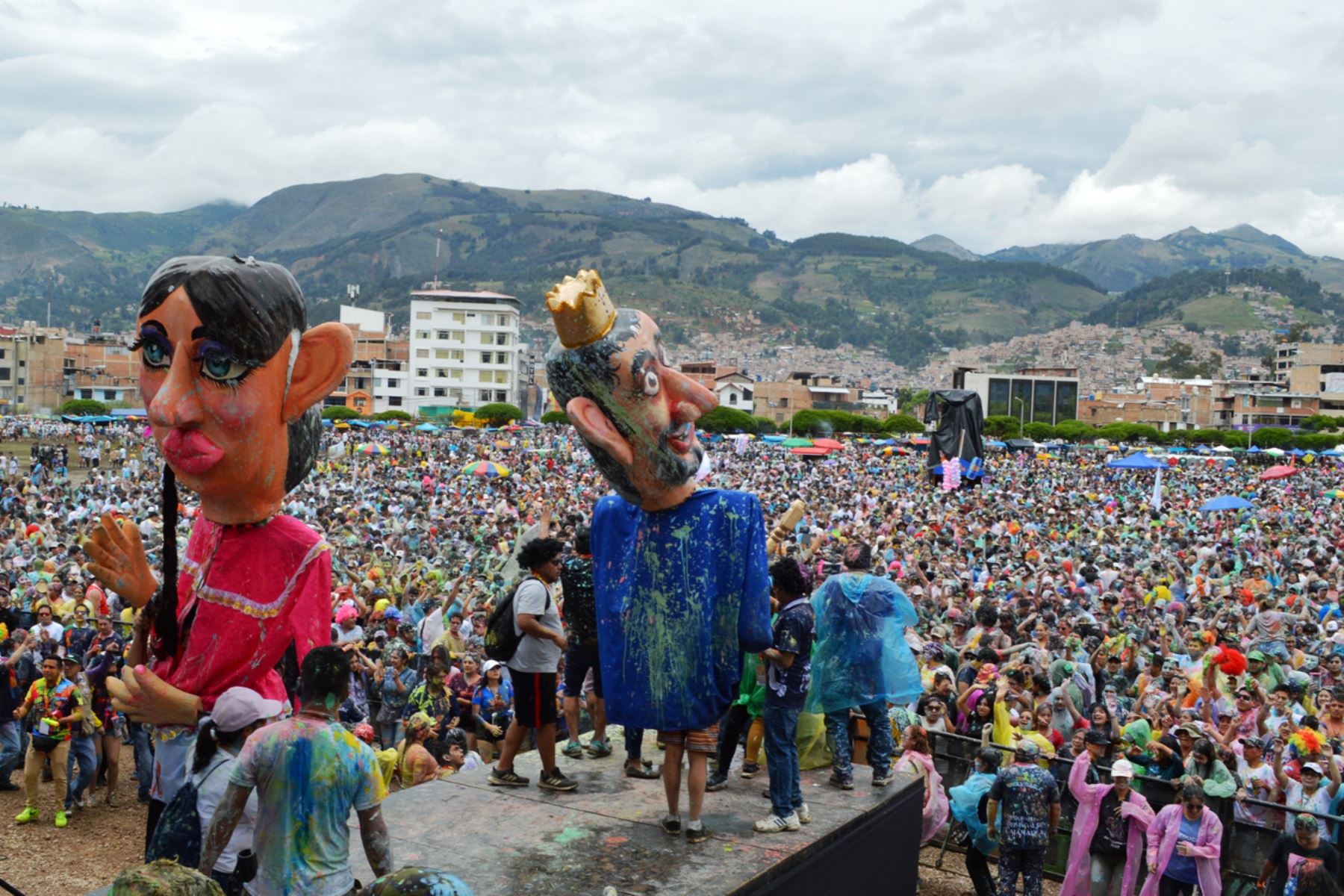 Una multitudinaria bienvenida tuvo el Ño Carnavalón este sábado 12 de febrero en su ingreso triunfal a la ciudad de Cajamarca, con motivo de la celebración de las fiestas de carnaval. Foto: Eduard Lozano