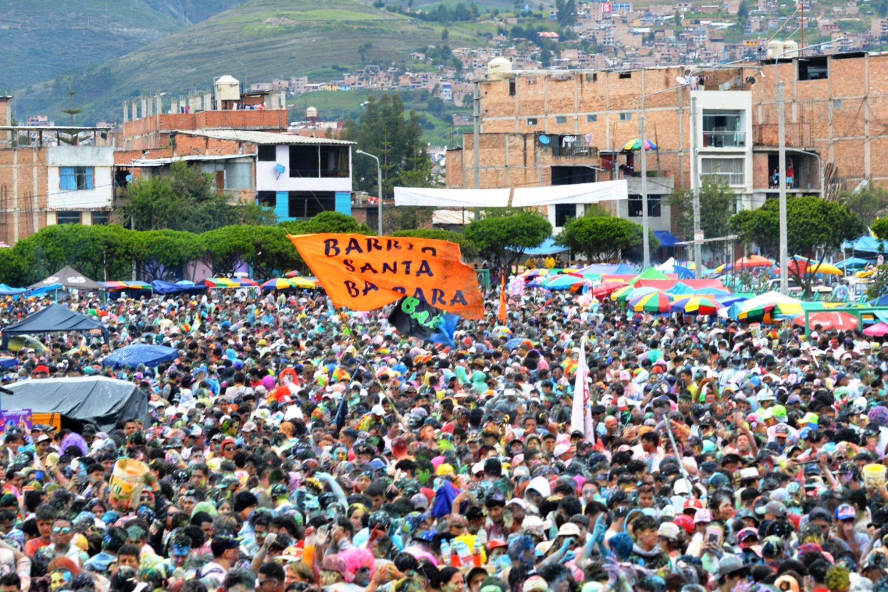 Una multitudinaria bienvenida tuvo el Ño Carnavalón este sábado 12 de febrero en su ingreso triunfal a la ciudad de Cajamarca, con motivo de la celebración de las fiestas de carnaval. Foto: Eduard Lozano