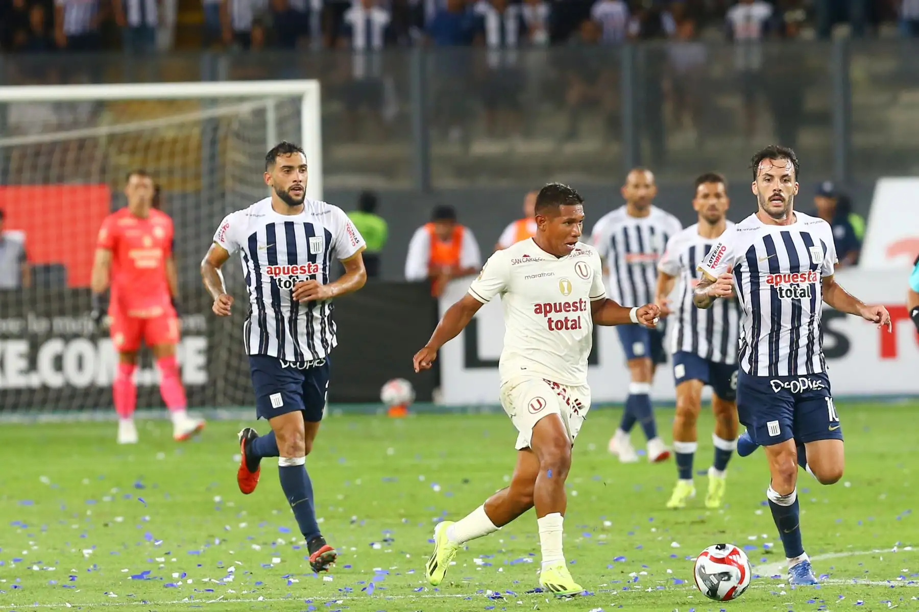 Universitario de Deportes  se enfrenta al club Alianza Lima en el clásico del fútbol peruano  por la fecha 3 de la Liga 1 Apertura  en el estadio Nacional de Lima. En la imagen, el jugador Edison Flores.
Foto: ANDINA/Eddy Ramos