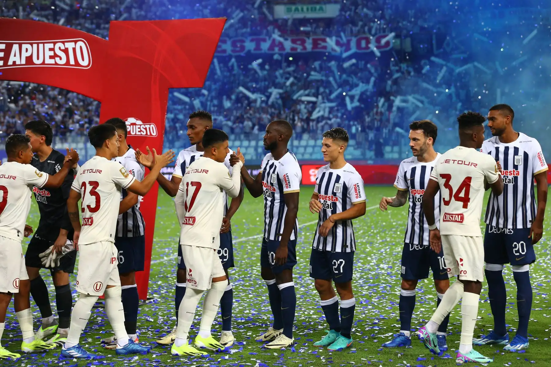 Universitario de Deportes  se enfrenta al club Alianza Lima en el clásico del fútbol peruano  por la fecha 3 de la Liga 1 Apertura  en el estadio Nacional de Lima. 
Foto: ANDINA/Eddy Ramos