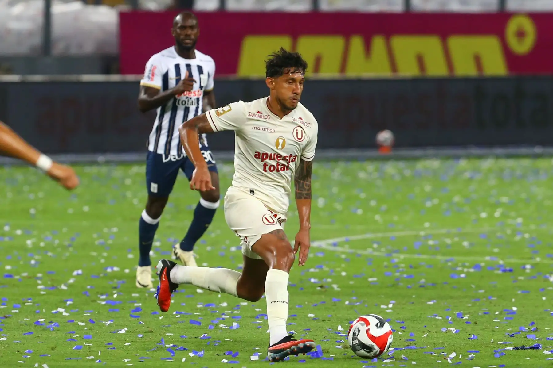 Universitario de Deportes  se enfrenta al club Alianza Lima en el clásico del fútbol peruano  por la fecha 3 de la Liga 1 Apertura  en el estadio Nacional de Lima.  En la imagen, el jugador de Universitario, Christofer Gonzáles. 
Foto: ANDINA/Eddy Ramos