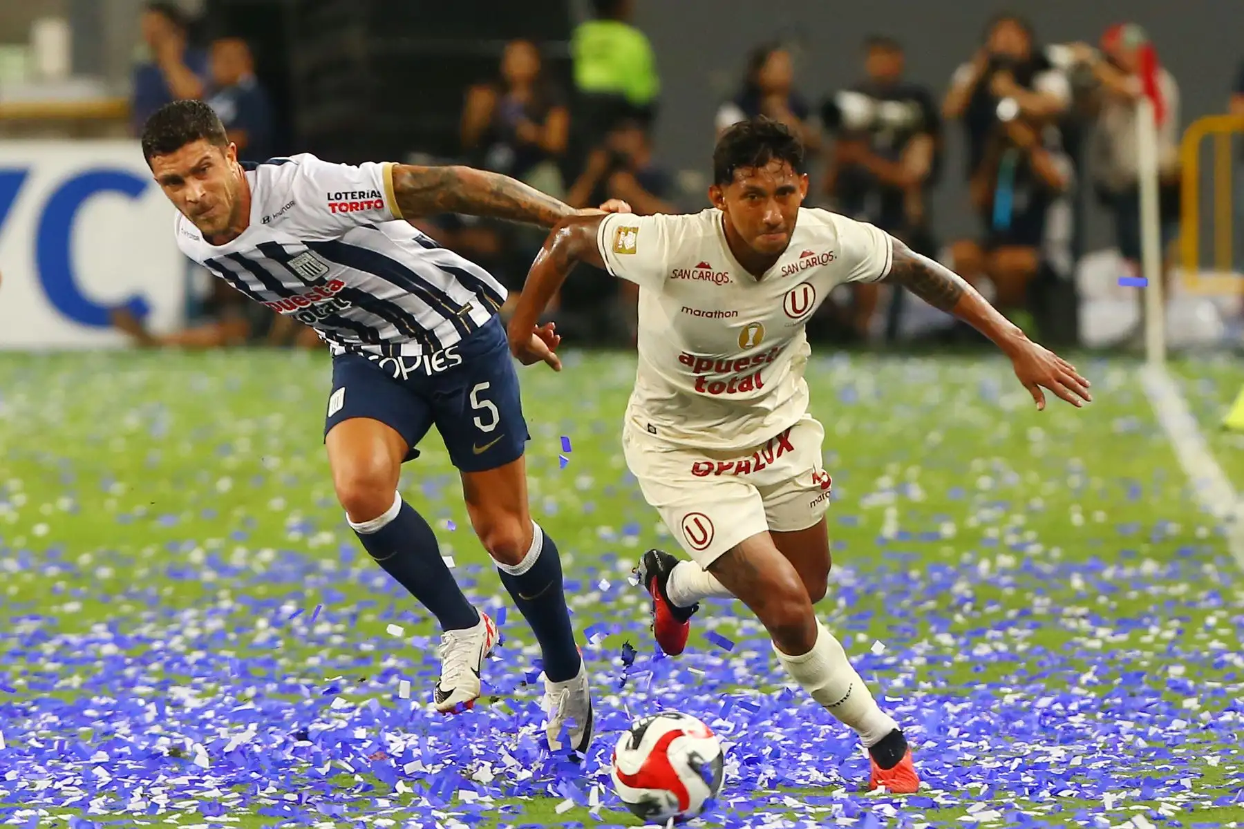 Universitario de Deportes  se enfrenta al club Alianza Lima en el clásico del fútbol peruano  por la fecha 3 de la Liga 1 Apertura  en el estadio Nacional de Lima.  En la imagen, el jugador de Universitario, Christofer Gonzáles. 
Foto: ANDINA/Eddy Ramos