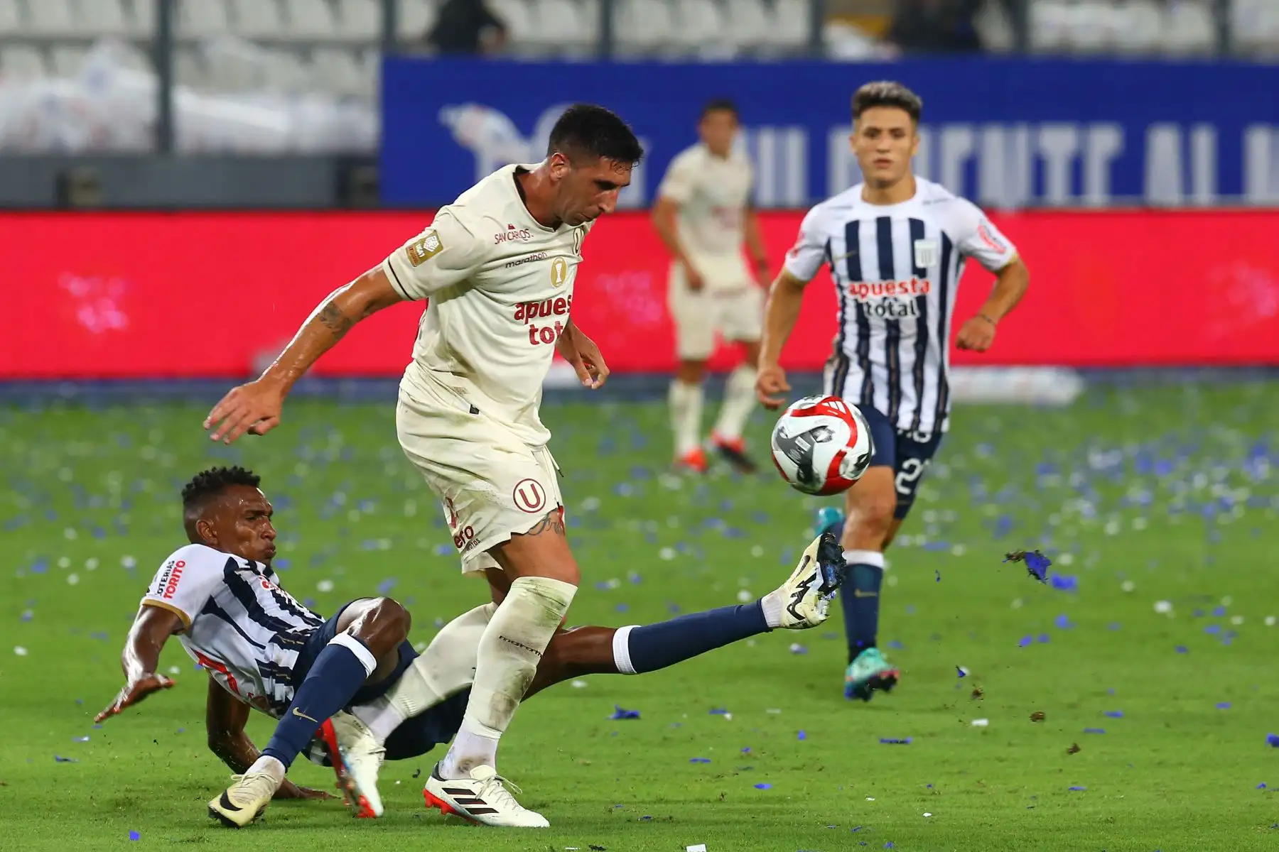 Universitario de Deportes  se enfrenta al club Alianza Lima en el clásico del fútbol peruano  por la fecha 3 de la Liga 1 Apertura  en el estadio Nacional de Lima.  En la imagen, el jugador de Universitario, Diego Dorregaray. 
Foto: ANDINA/Eddy Ramos