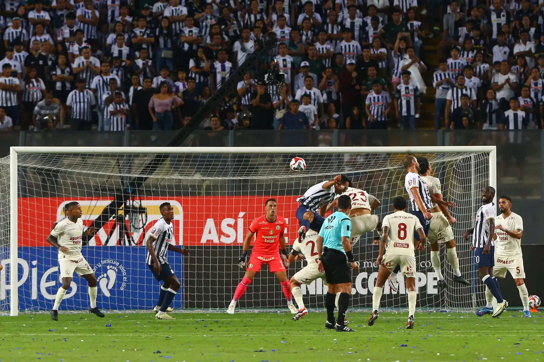 Universitario de Deportes  se enfrenta al club Alianza Lima en el clásico del fútbol peruano  por la fecha 3 de la Liga 1 Apertura  en el estadio Nacional de Lima.  
Foto: ANDINA/Eddy Ramos