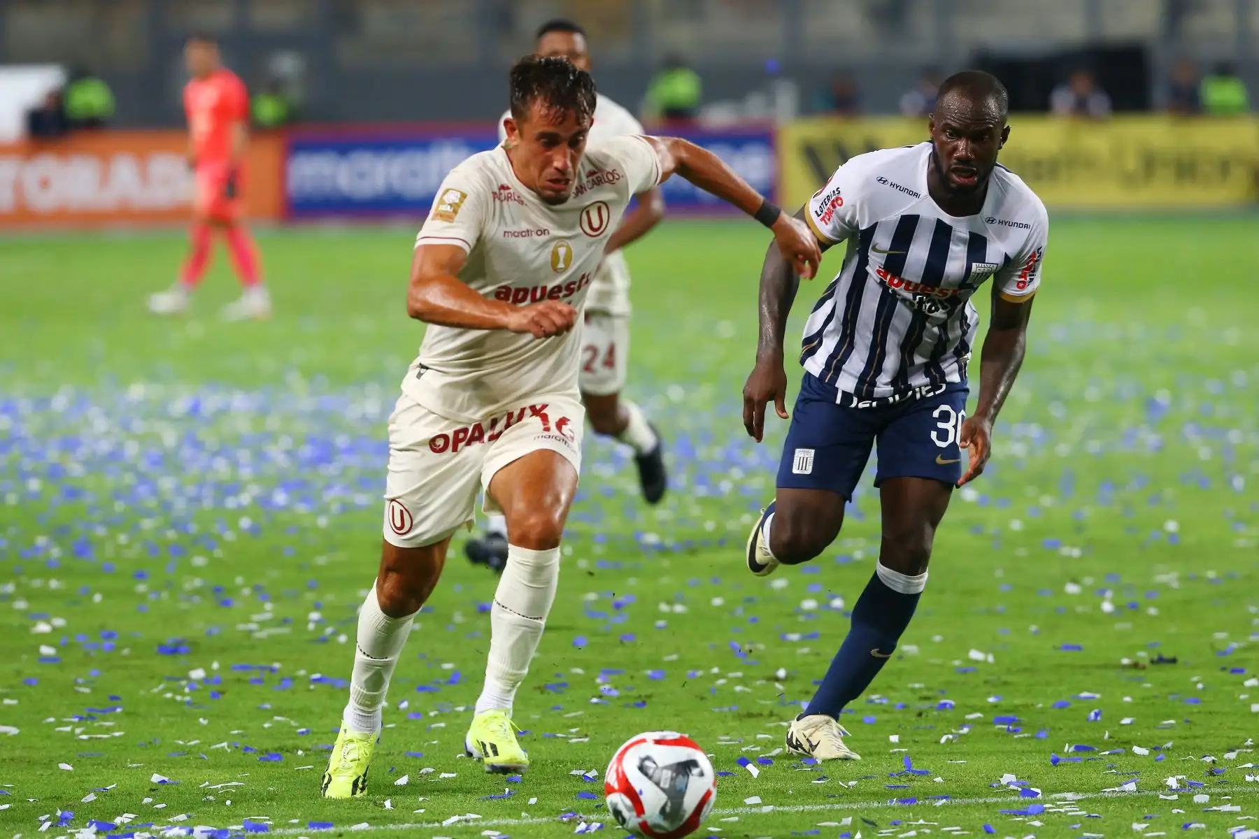 Universitario de Deportes  se enfrenta al club Alianza Lima en el clásico del fútbol peruano  por la fecha 3 de la Liga 1 Apertura  en el estadio Nacional de Lima.  En la imagen, el jugador de Universitario, Martín Perez Guedes disputa el balón con Cecilio Waterman. 
Foto: ANDINA/Eddy Ramos