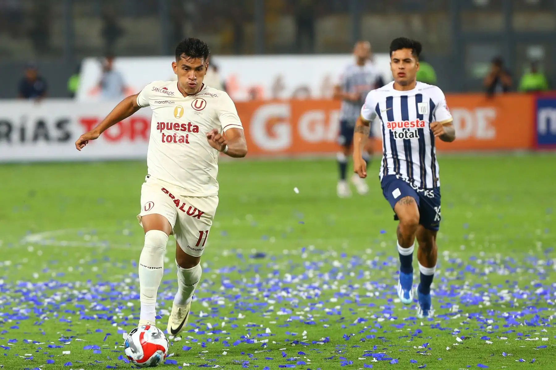 Universitario de Deportes  se enfrenta al club Alianza Lima en el clásico del fútbol peruano  por la fecha 3 de la Liga 1 Apertura  en el estadio Nacional de Lima. En la imagen, el jugador de Universitario, José Rivera.
Foto: ANDINA/Eddy Ramos