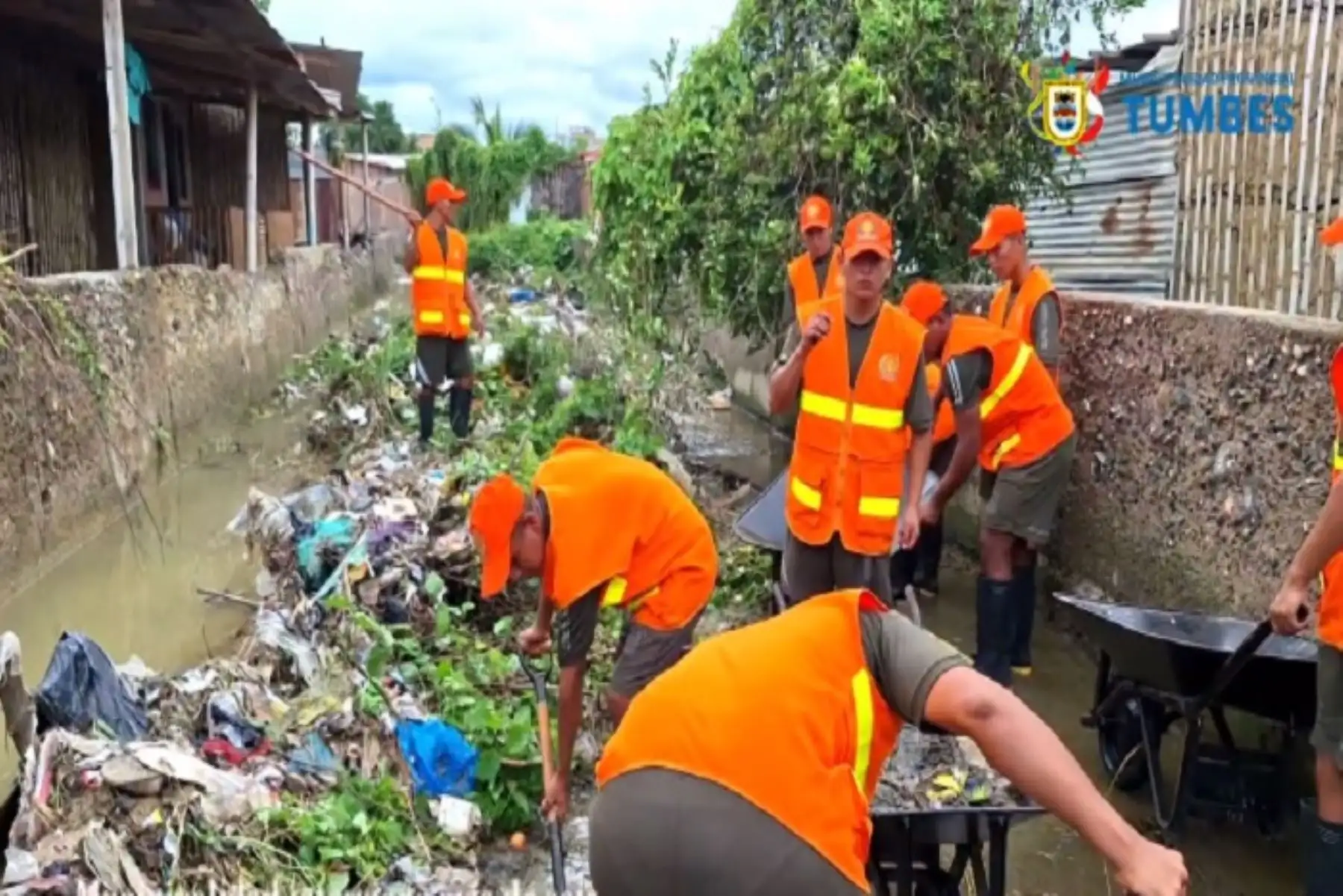Con empleo de motobombas y maquinaria pesada, las autoridades locales realizaron la limpieza y evacuación de aguas en las vías y zonas afectadas; a dichas labores también se sumaron efectivos de Ejército del Perú.